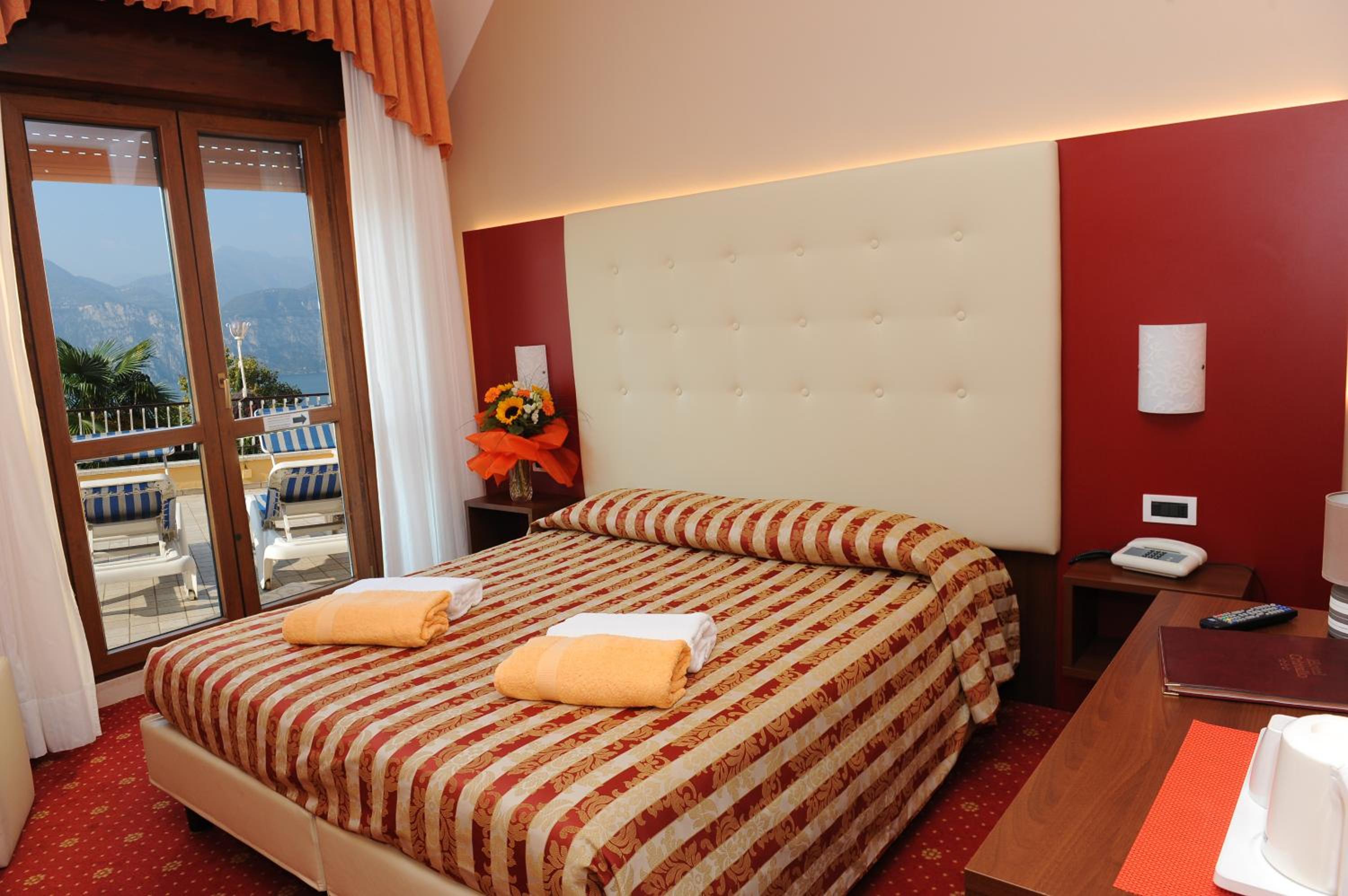 Double or Twin Room with Lake View photo 1