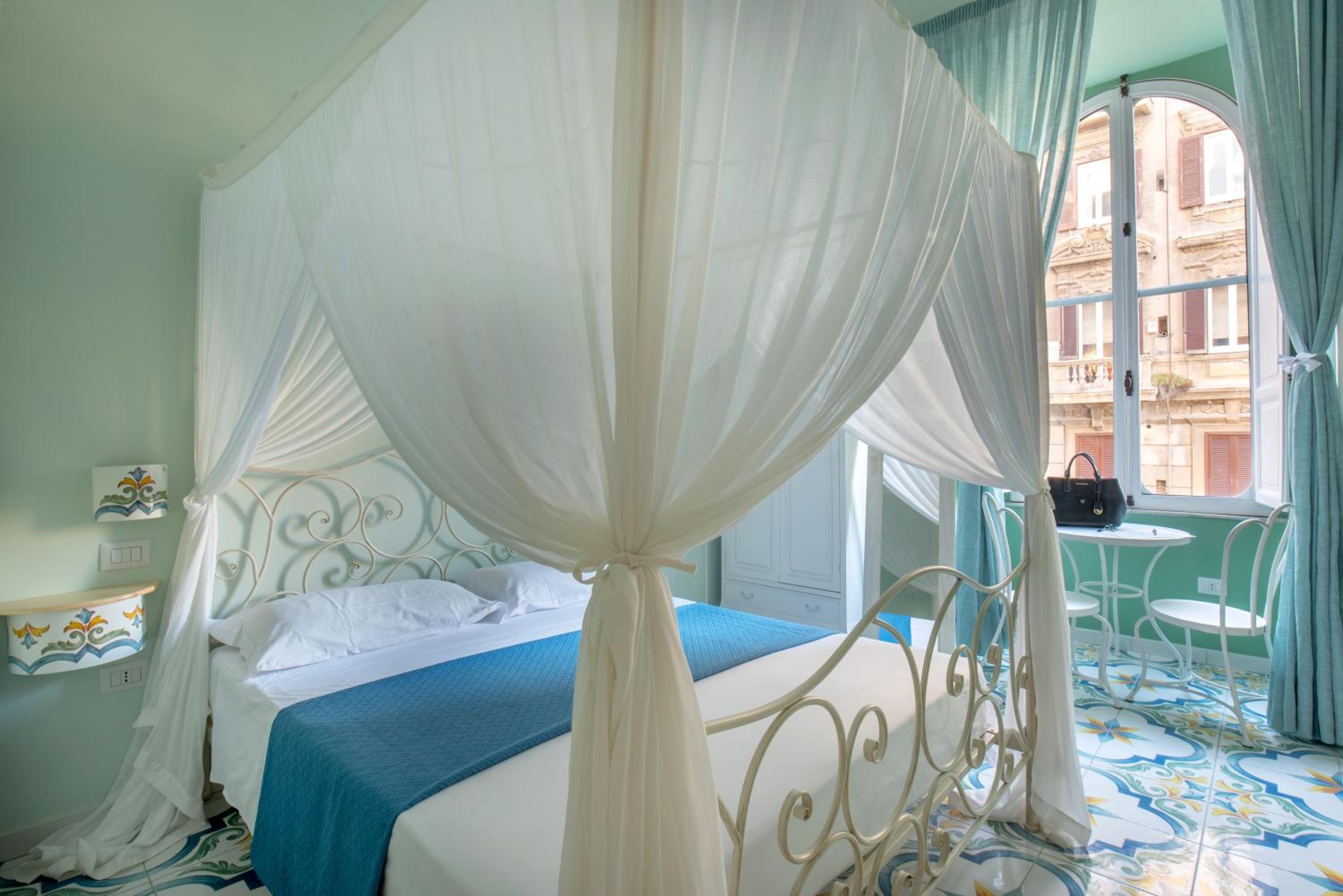 Deluxe Double Room with Side Sea View