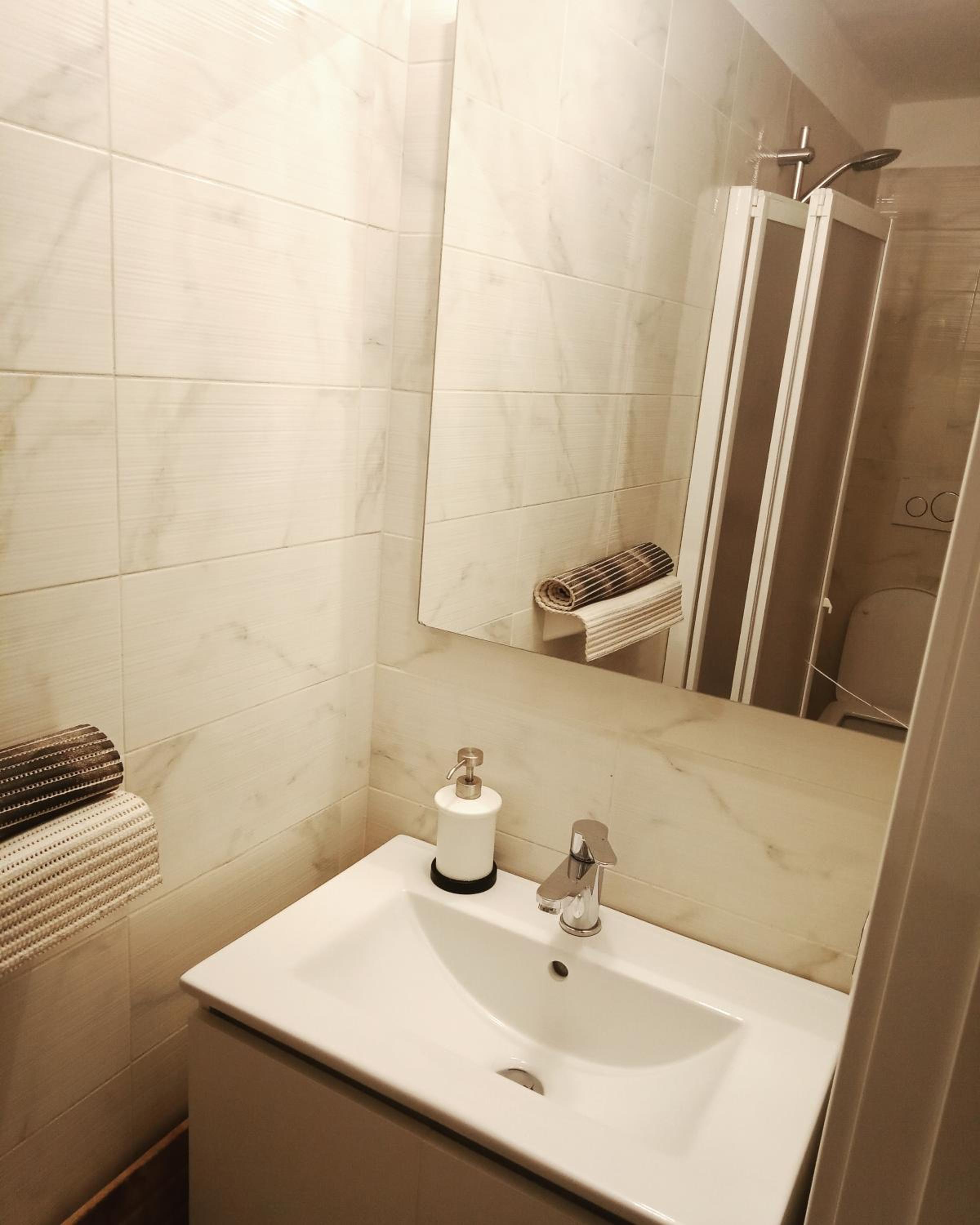 Single Room with Private Bathroom photo 2