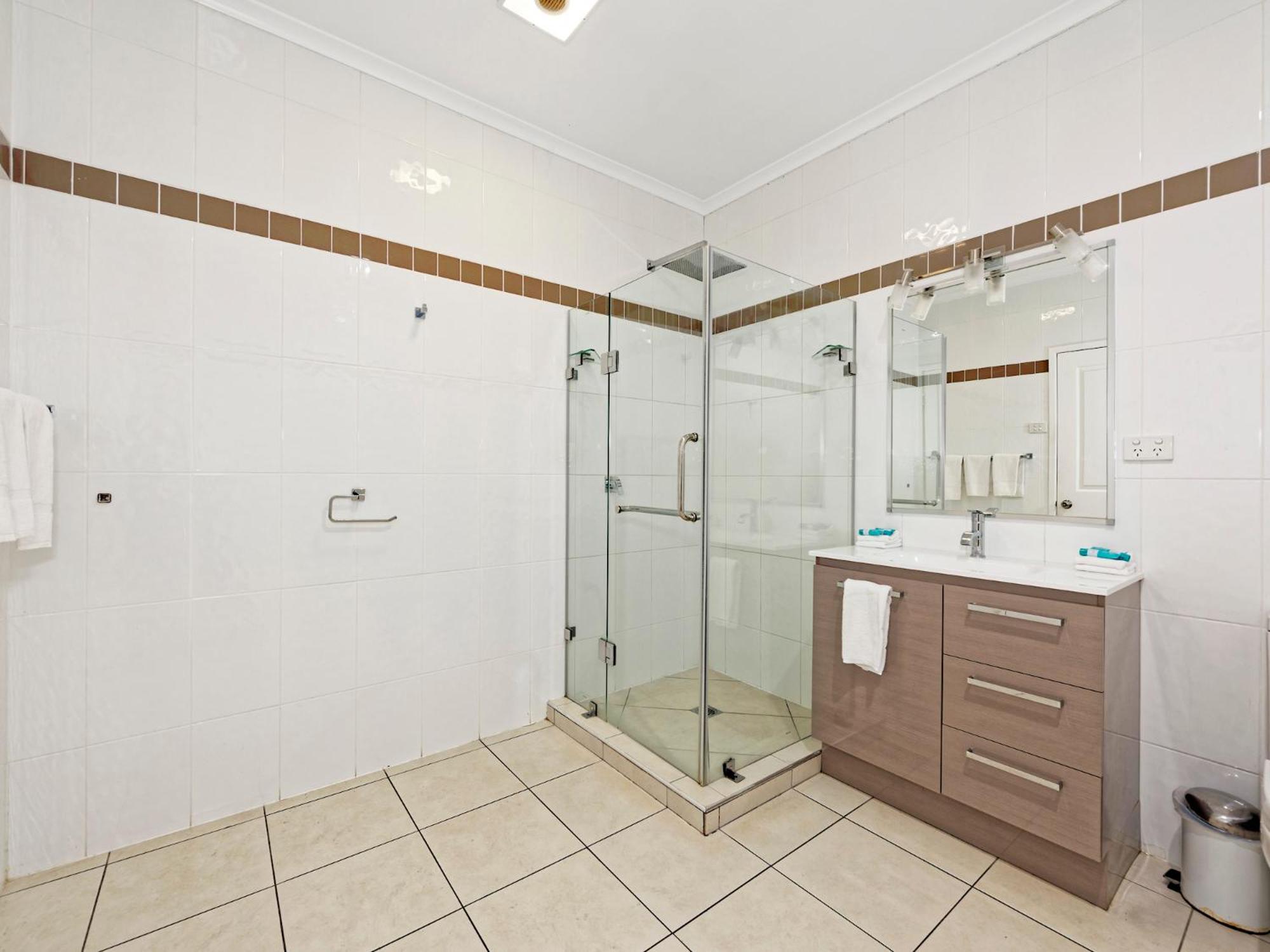 Three-Bedroom Villa photo 3
