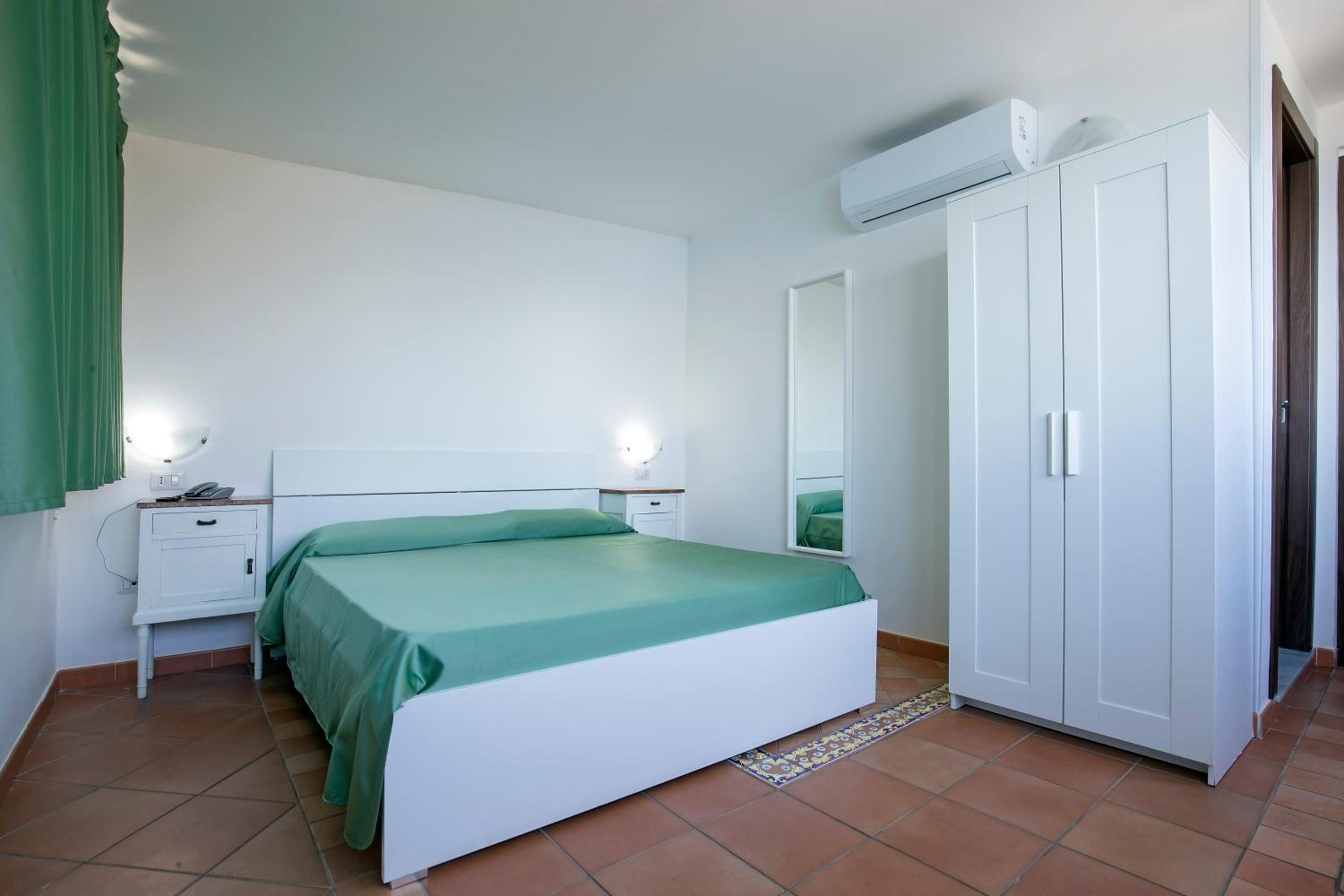 Double Room with Sea View - Photo 3