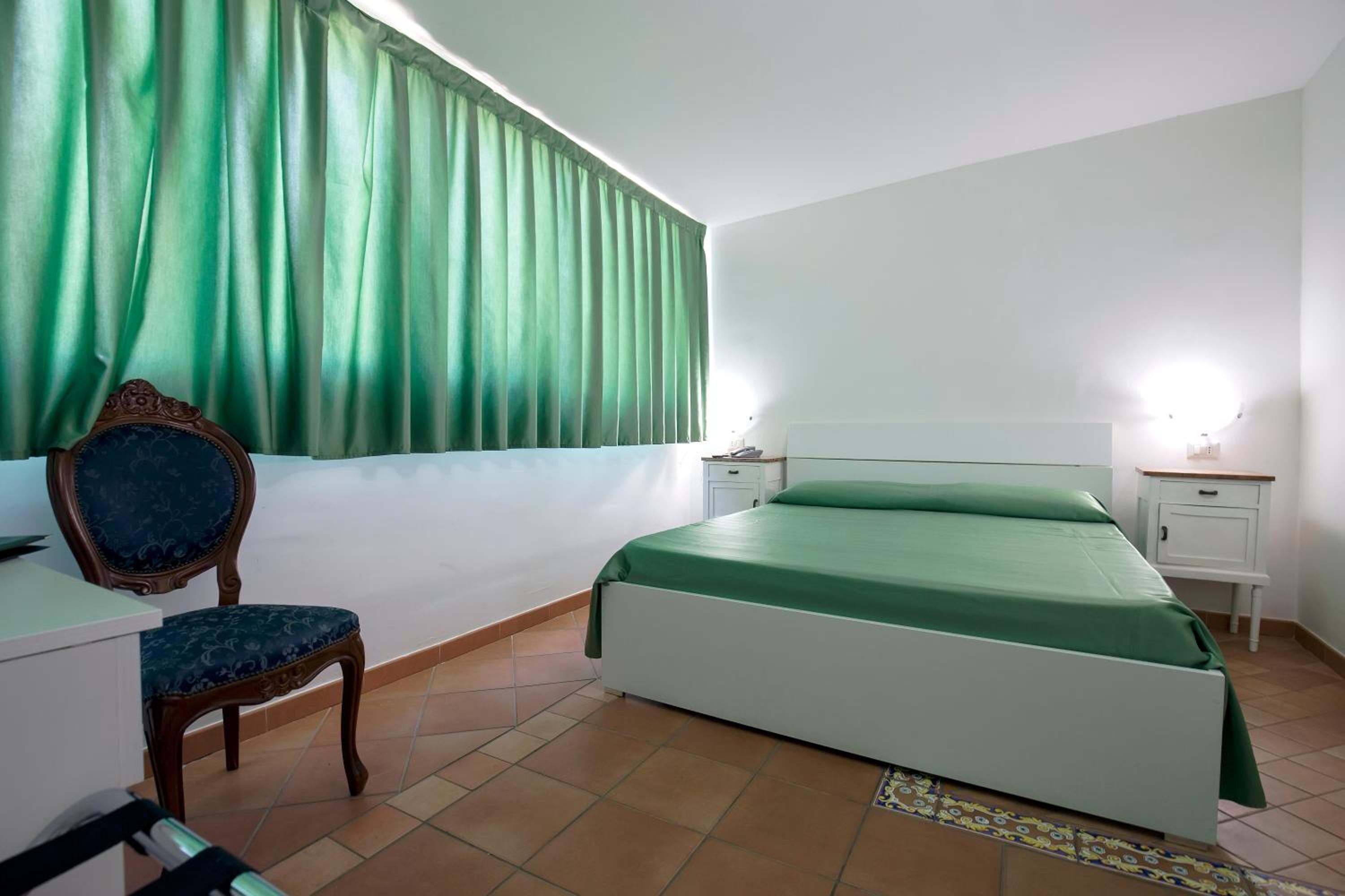 Double Room with Sea View - Photo 2