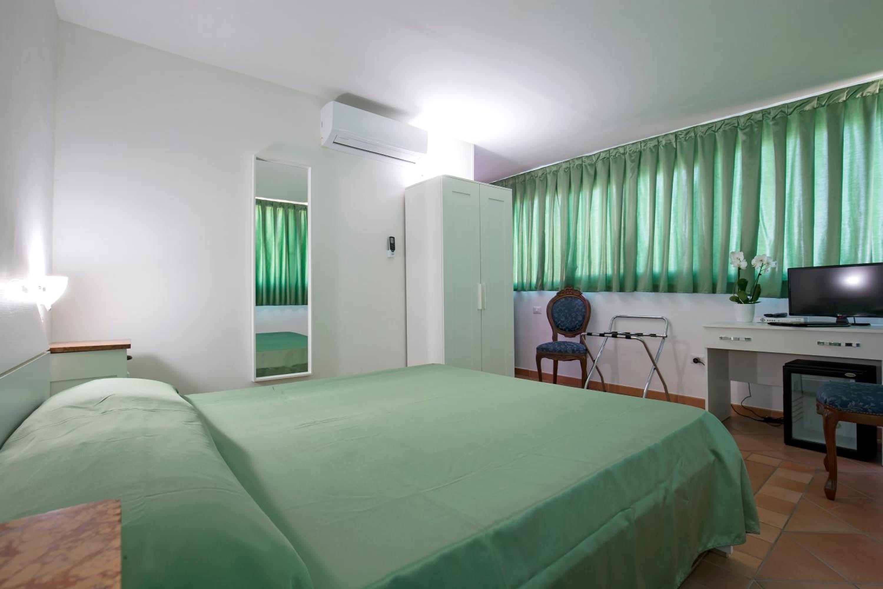 Double Room with Sea View - Photo 4