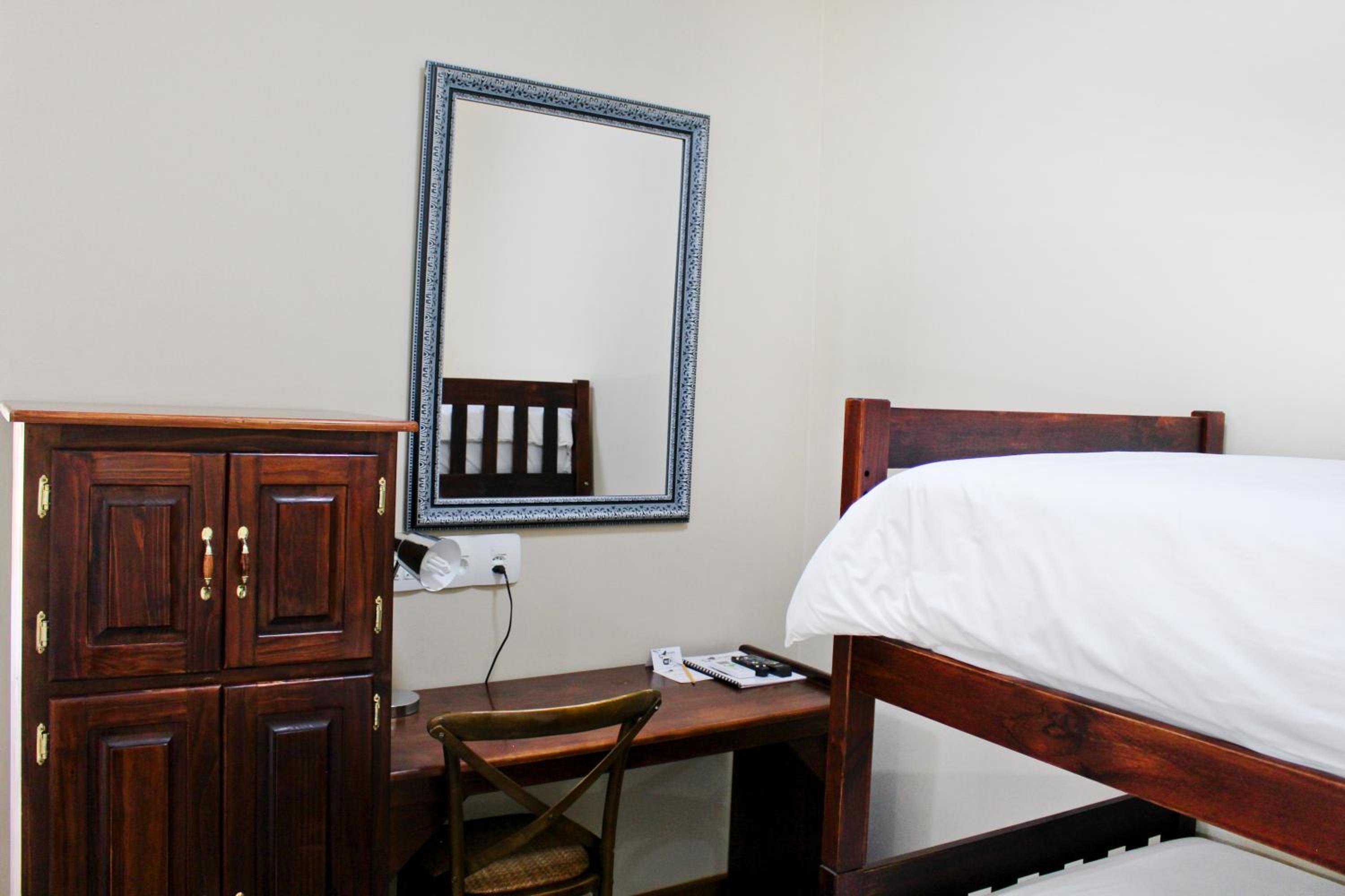 Queen Room photo 2