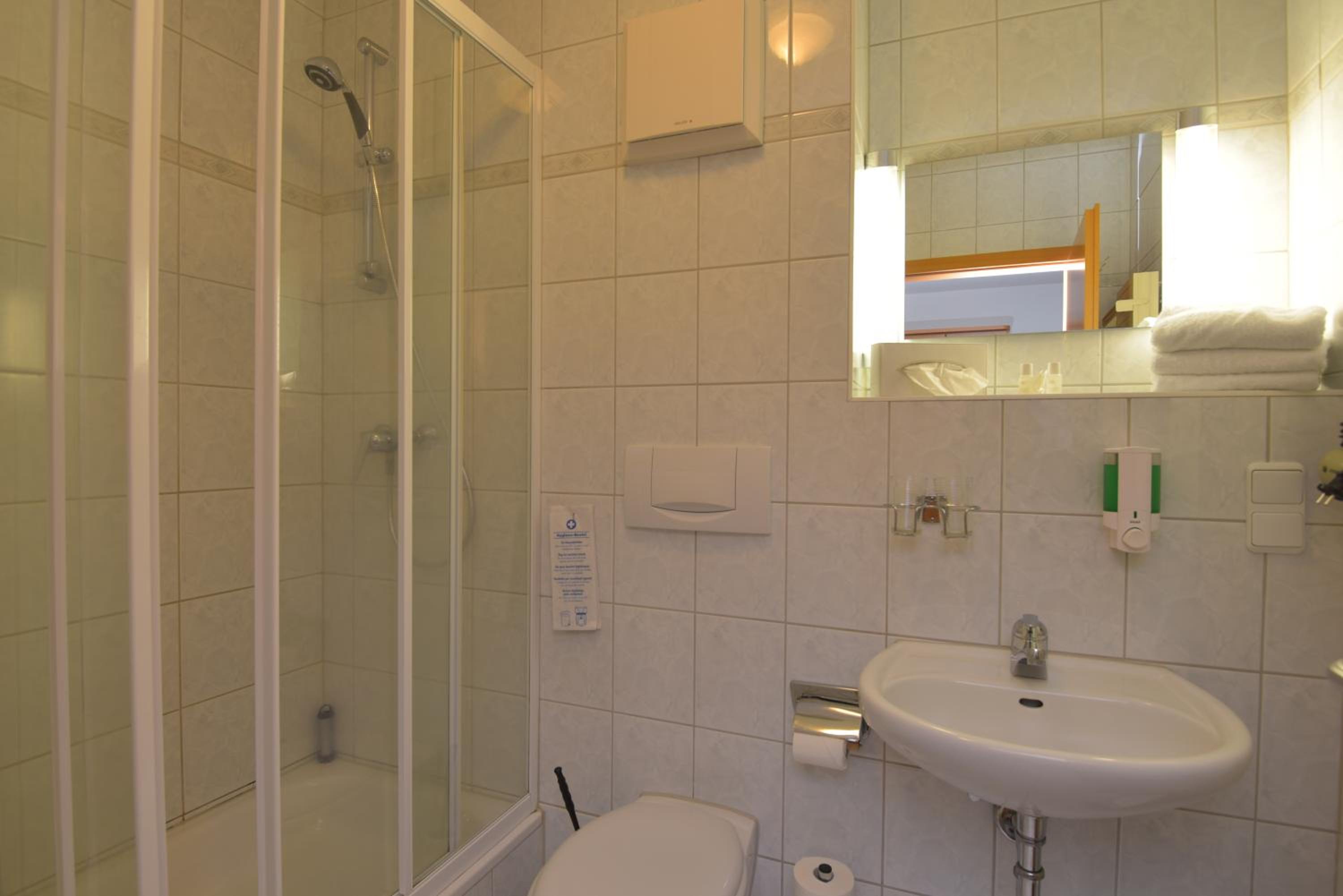 Quadruple Room - Photo 12