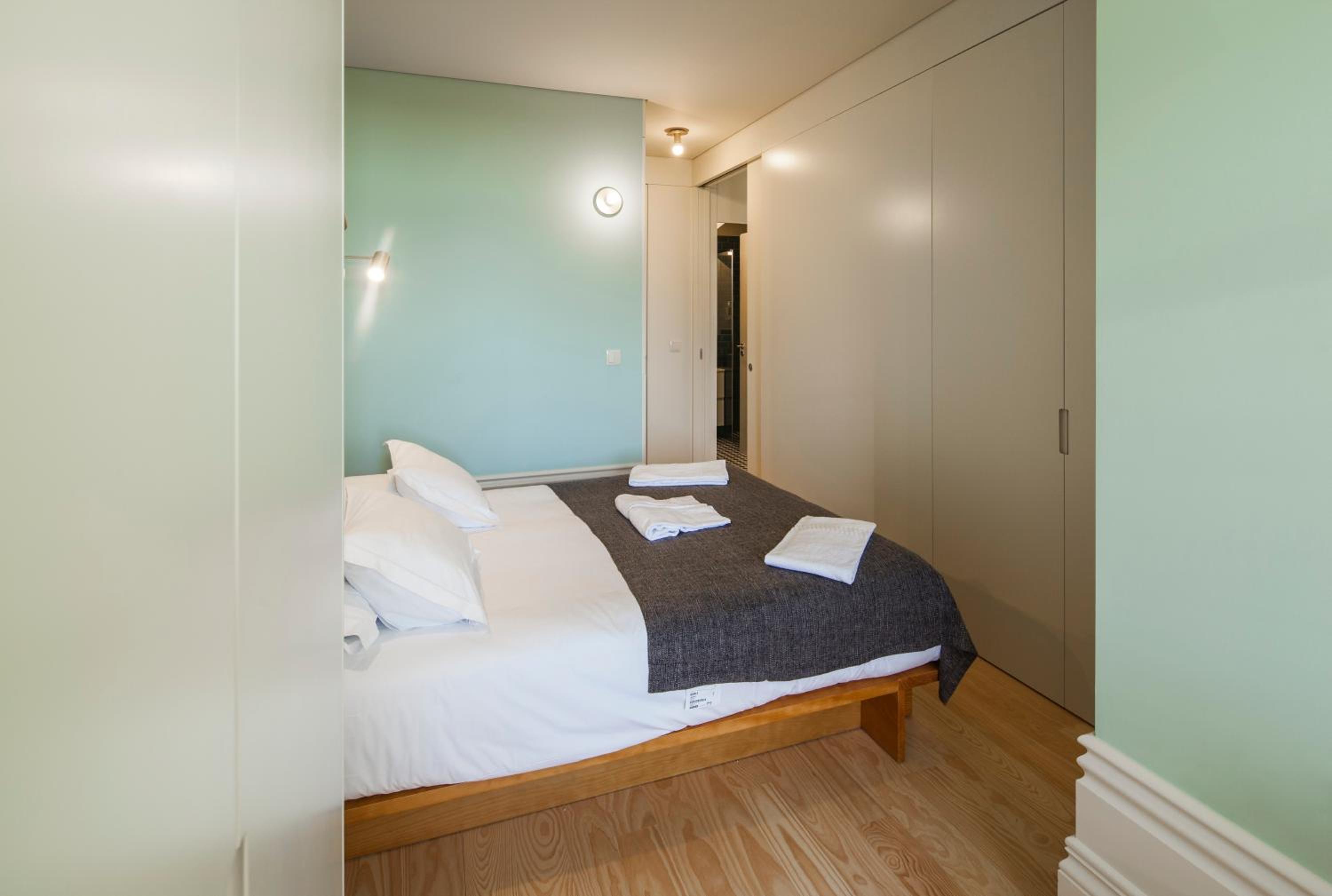 Standard Two-Bedroom Apartment with Balcony and Pool View photo 2