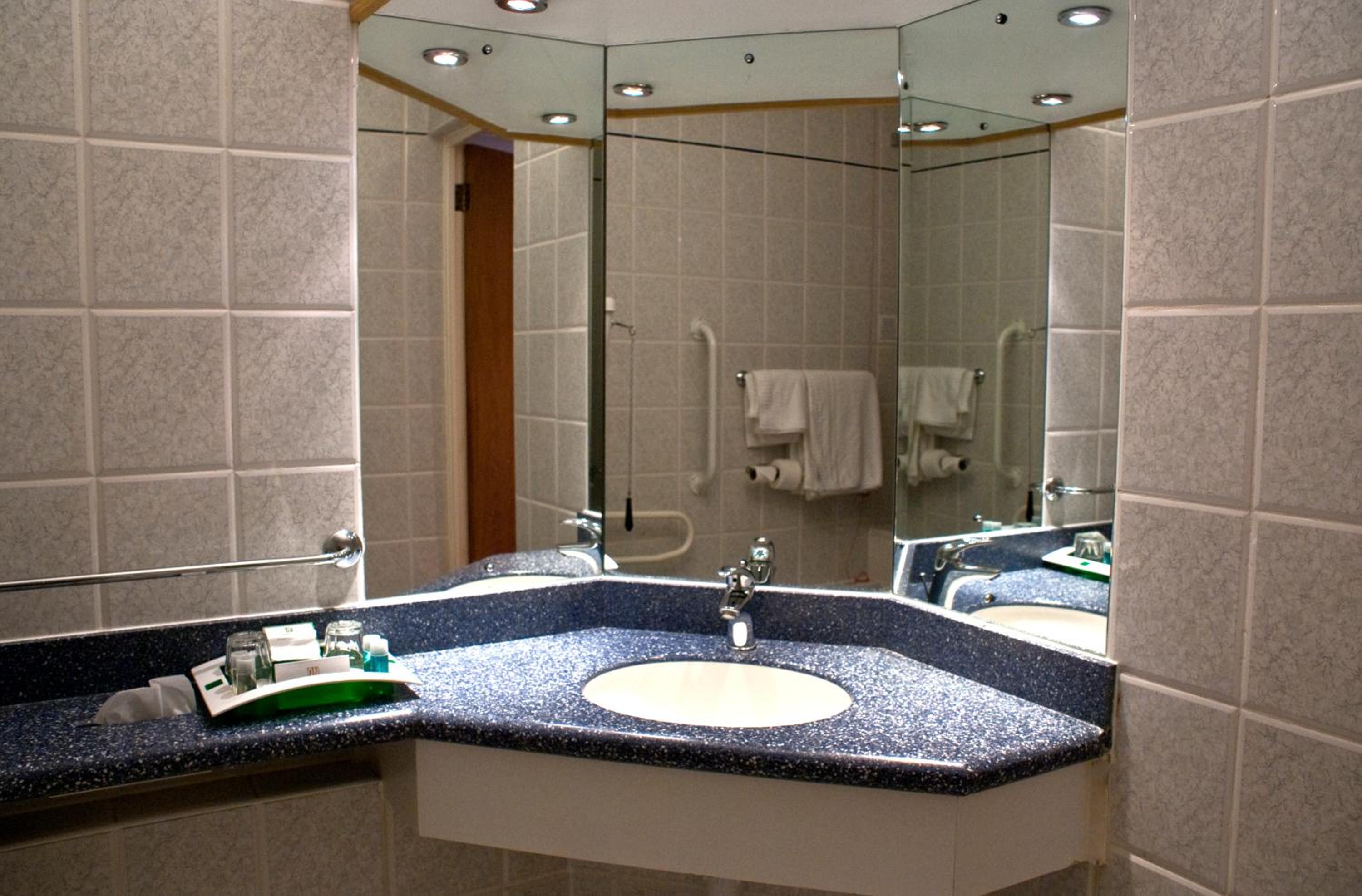 Standard Double Room - Disability Access - Photo 8