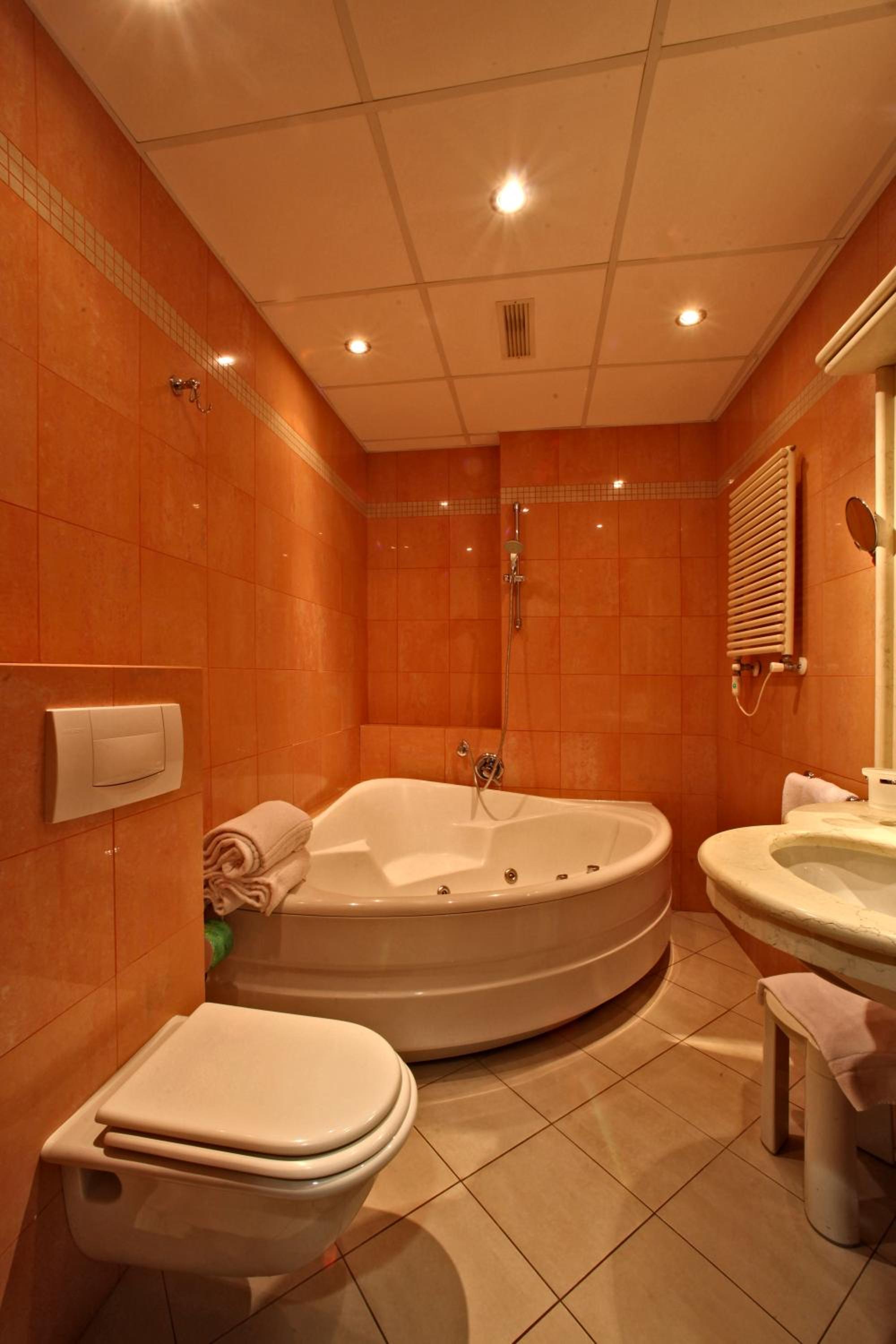 Deluxe Double or Twin Room with Spa Bath - Photo 2