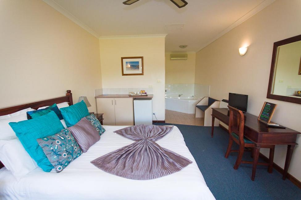 Deluxe Suite with Spa Bath photo 1