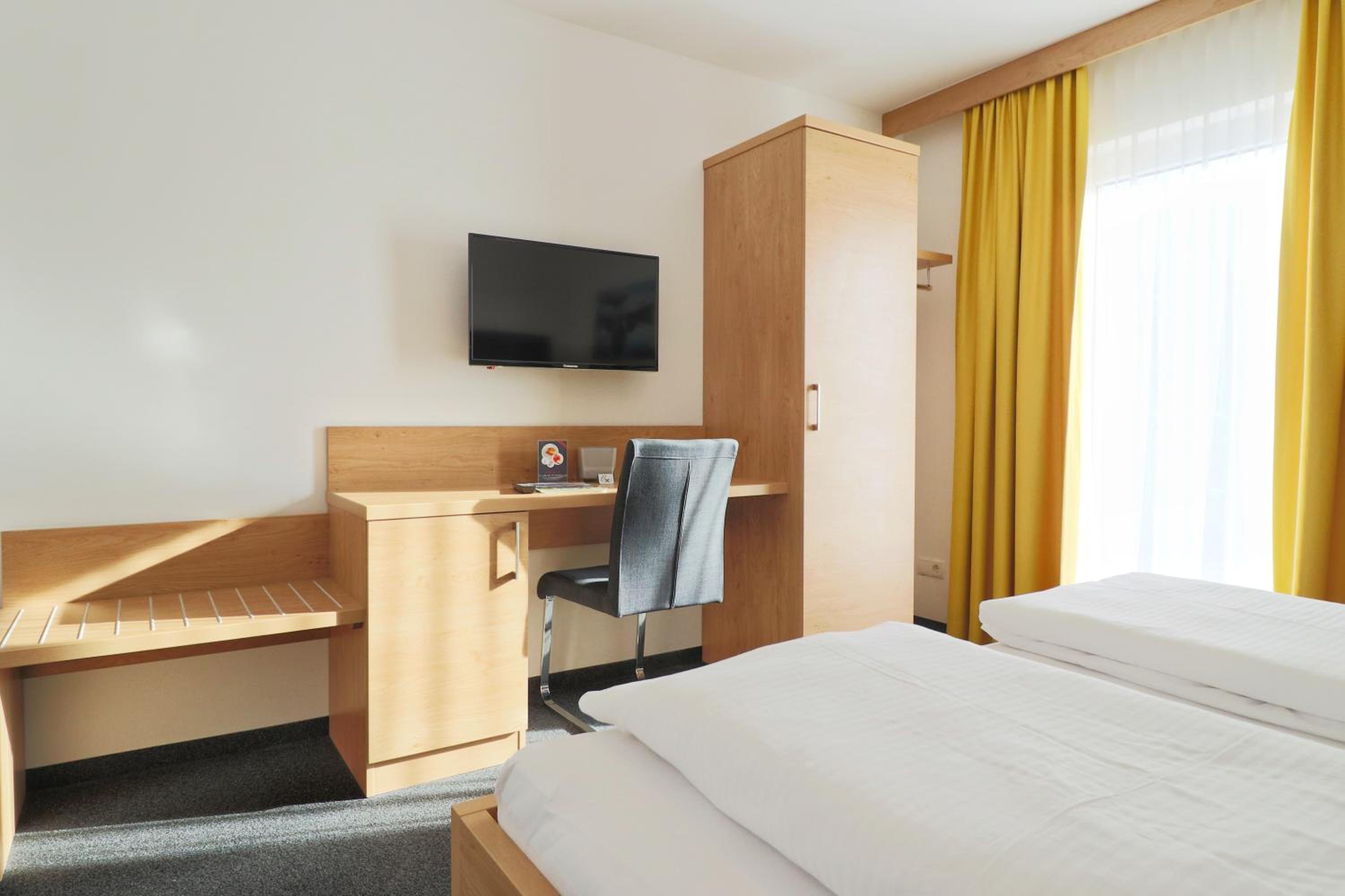 Standard Double Room - Photo 13