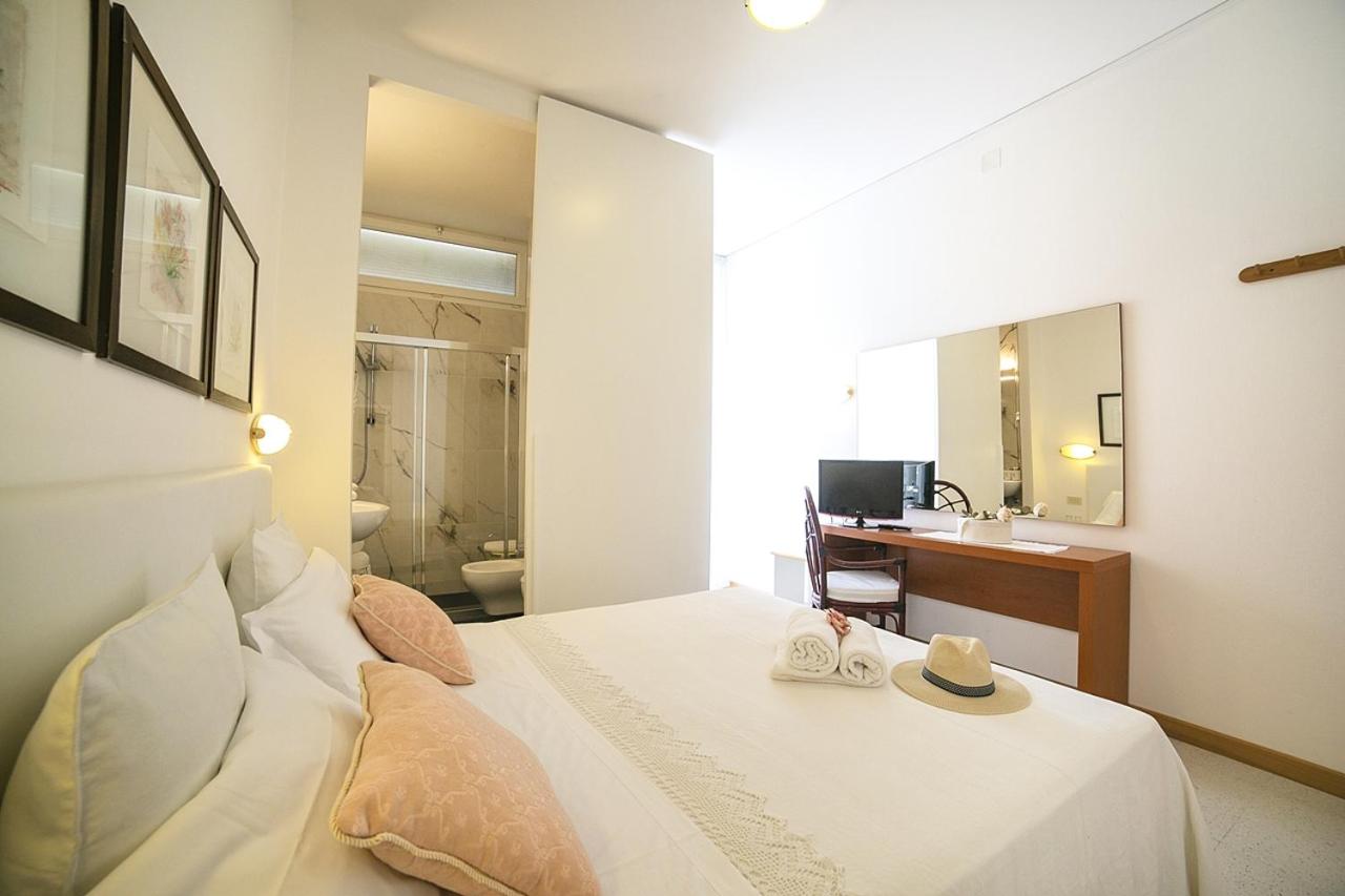 Queen Room with Balcony photo 3
