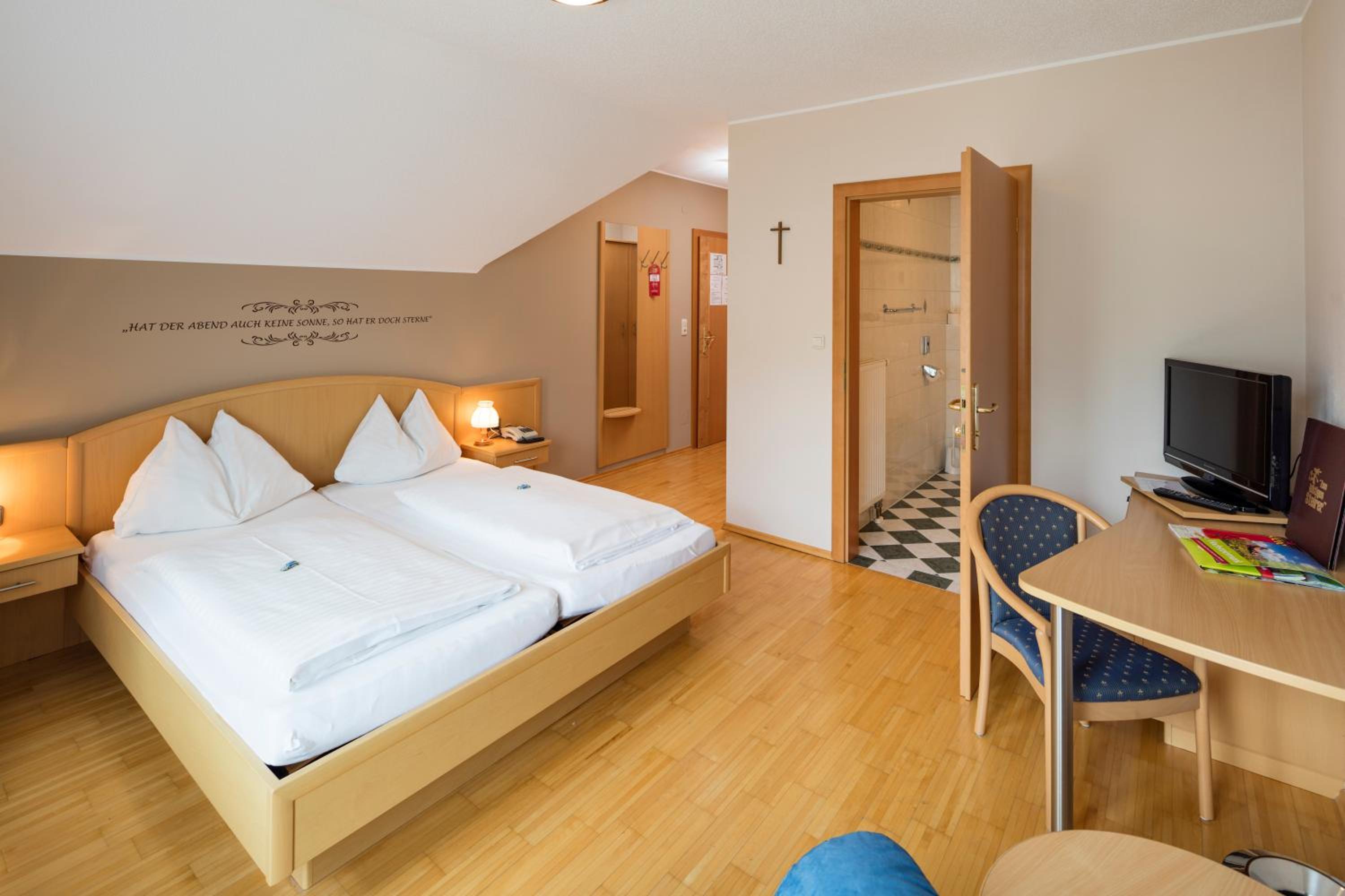 Double Room with Balcony - Photo 7