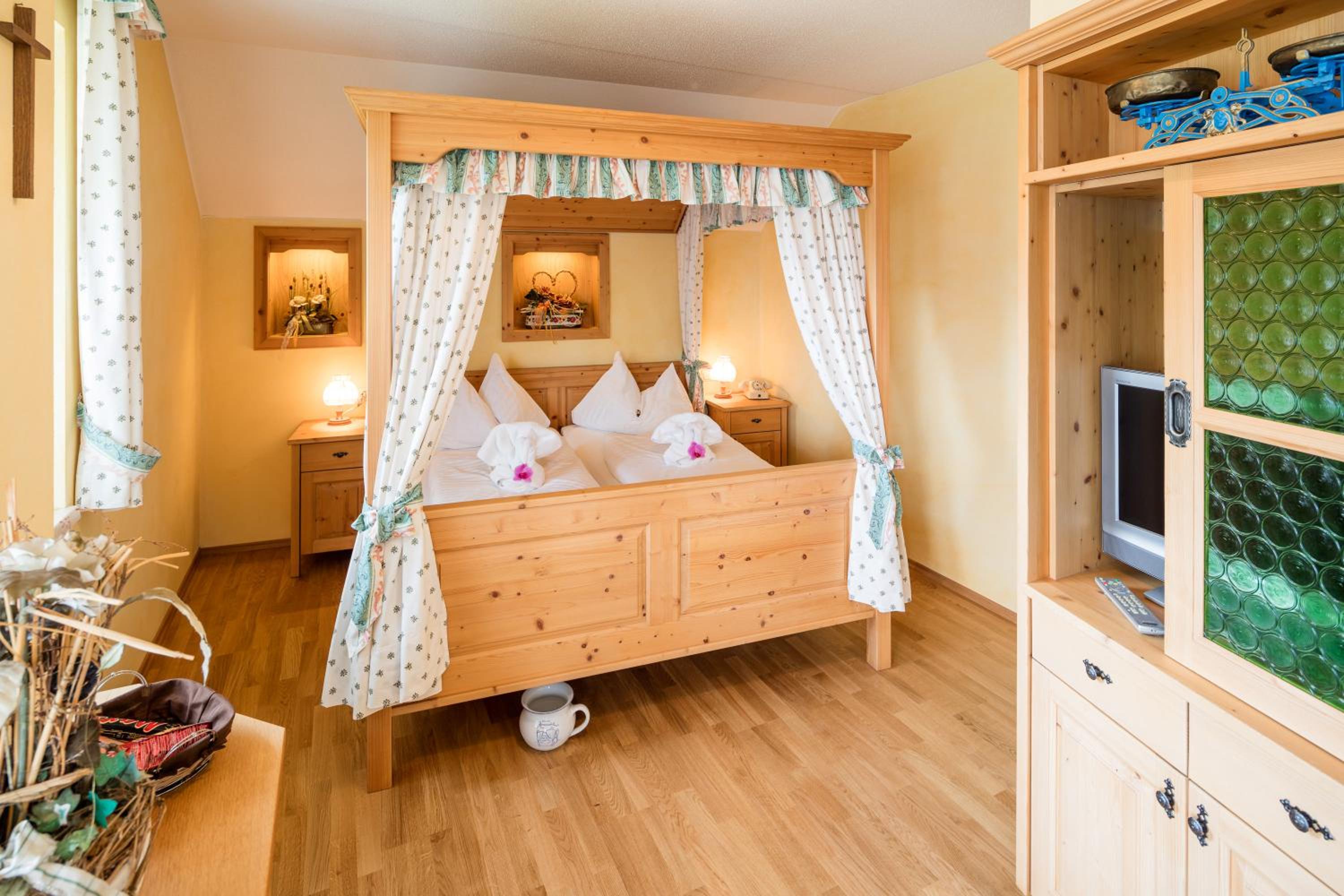 Honeymoon Suite - Photo 3
