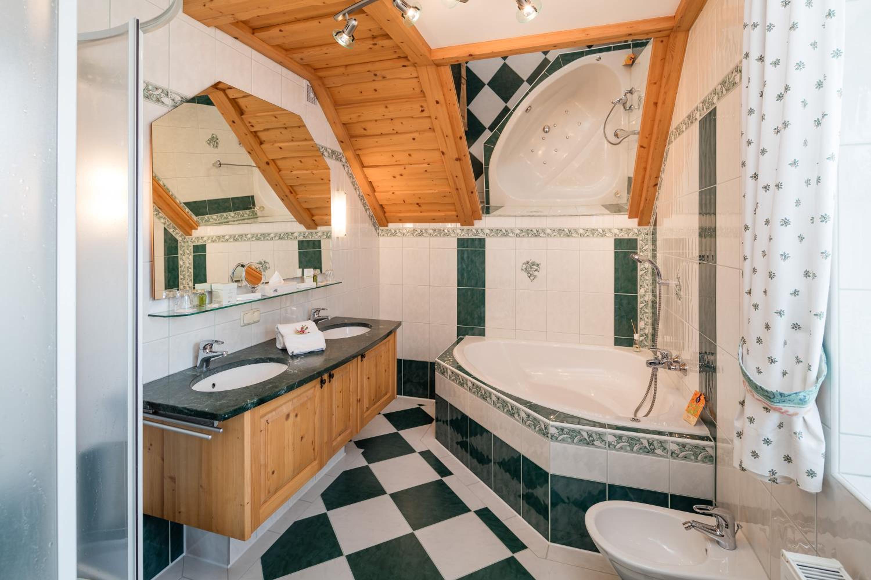 Honeymoon Suite - Photo 4