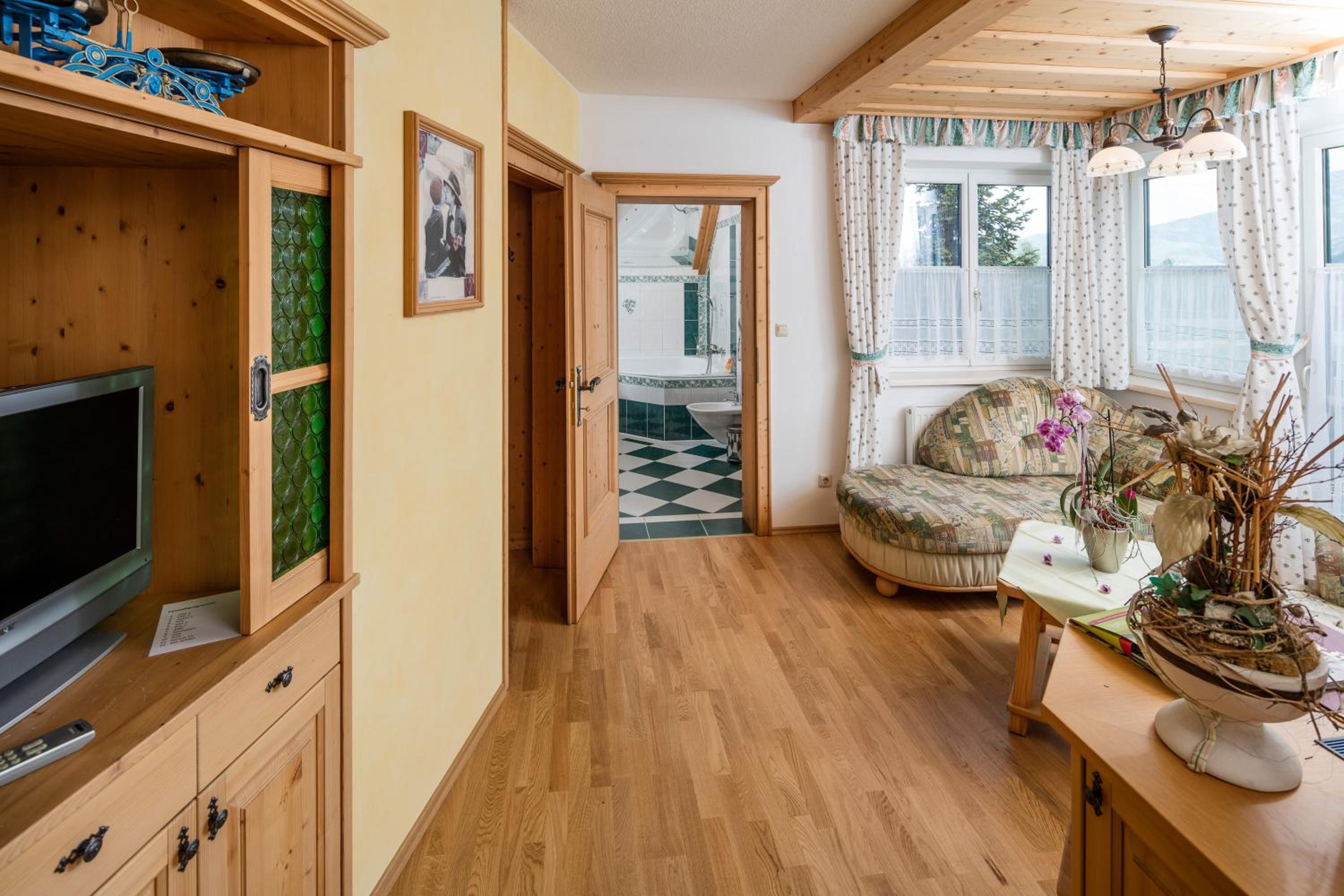Honeymoon Suite - Photo 2