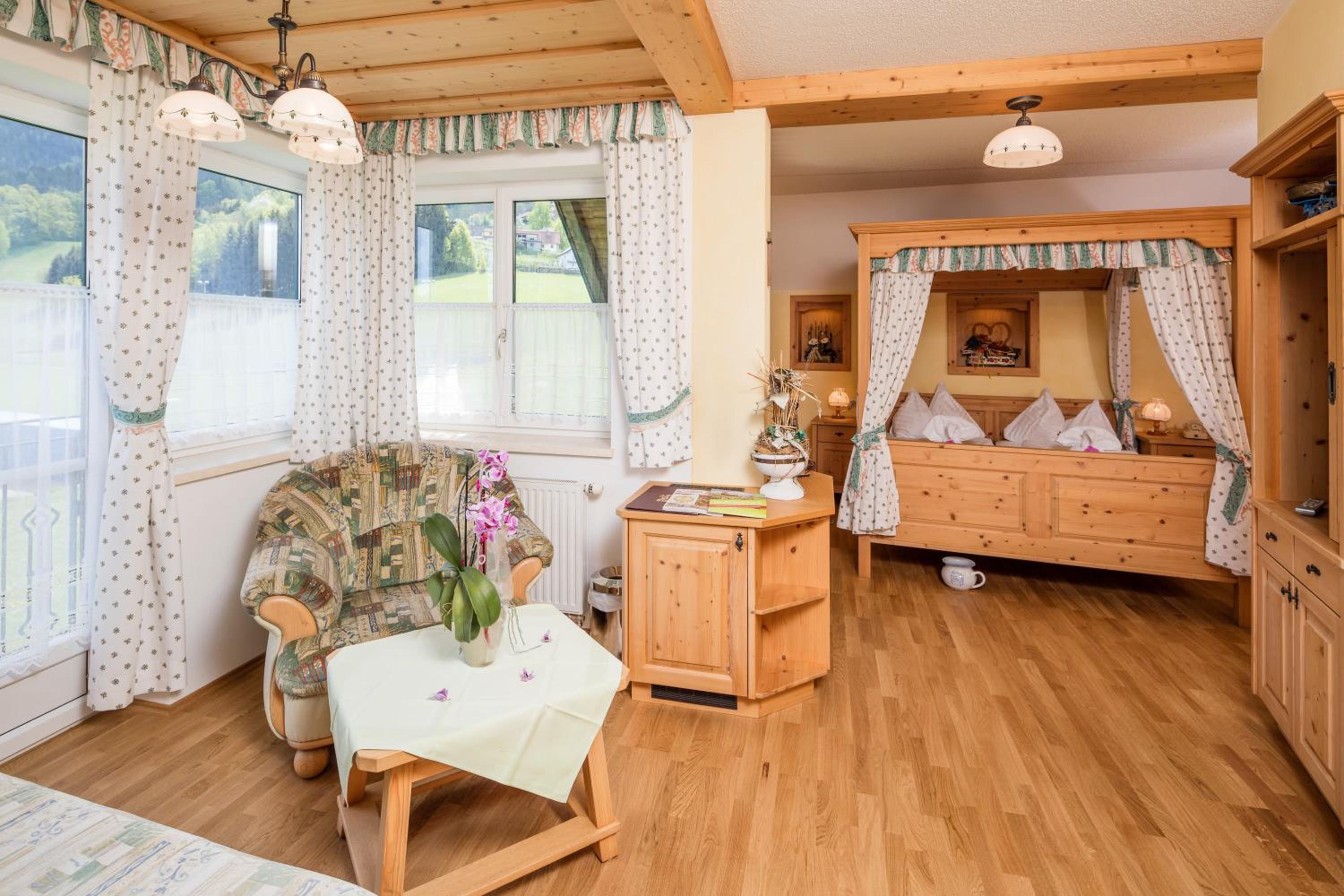 Honeymoon Suite - Photo 1