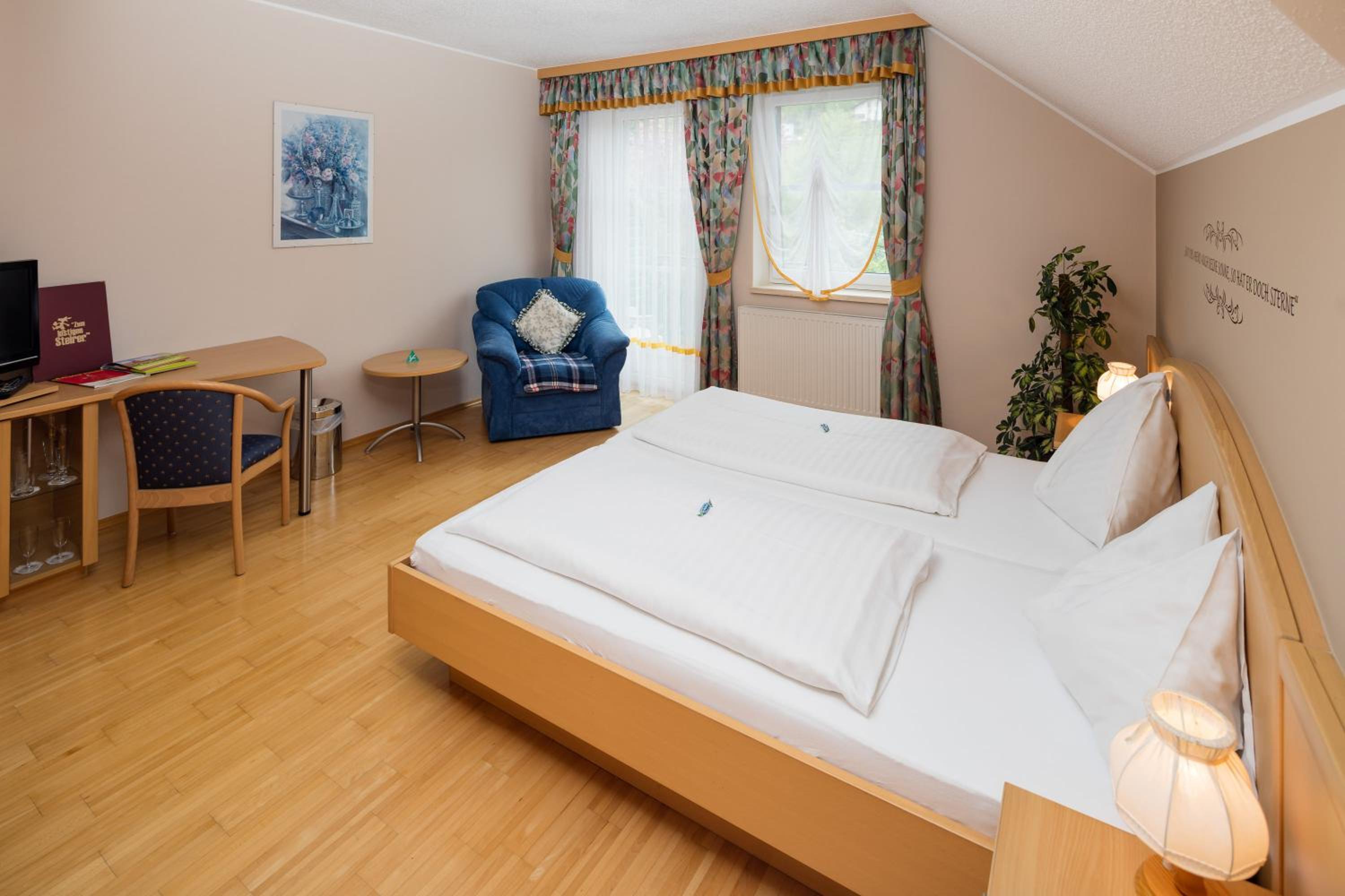 Double Room with Balcony - Photo 8