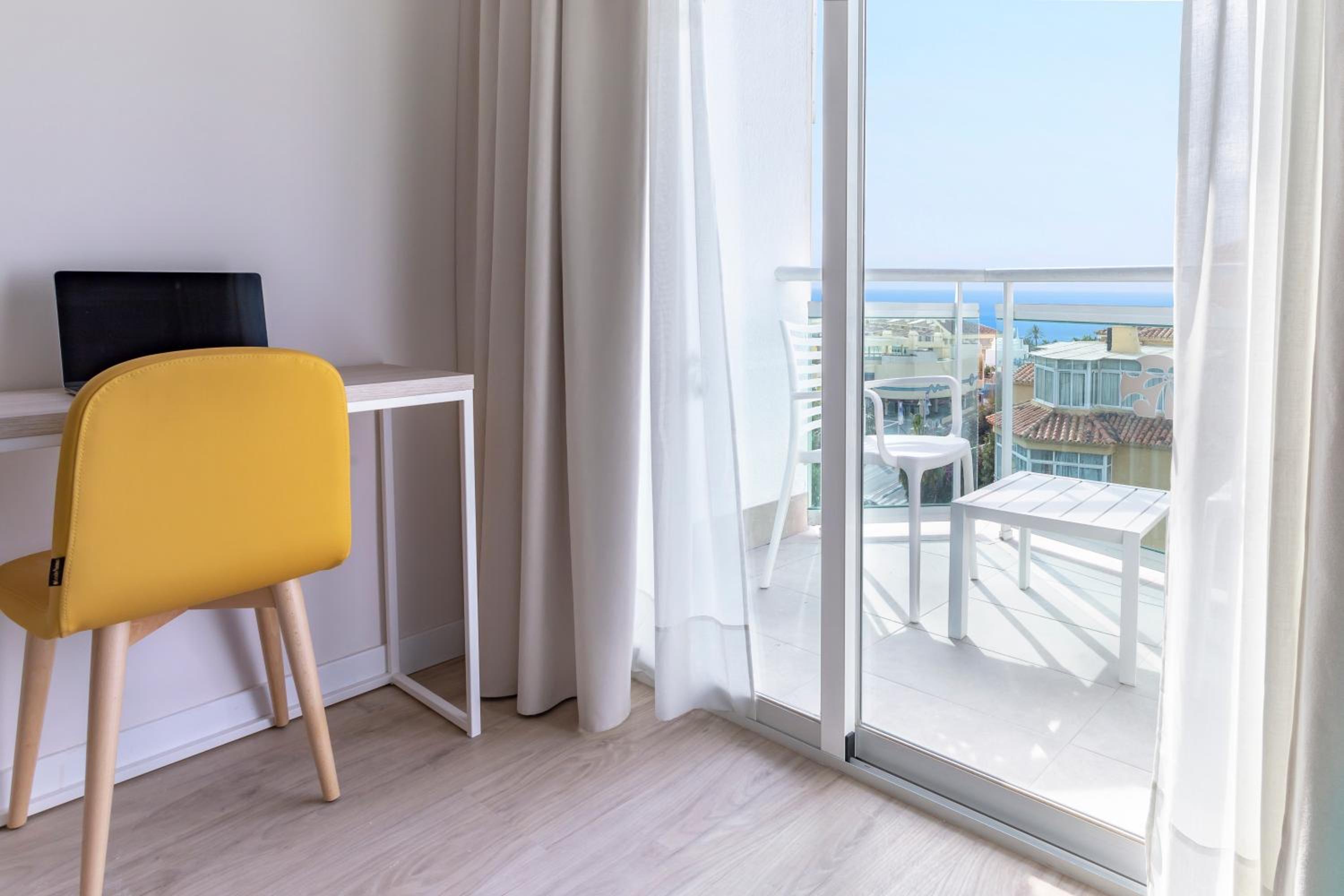 Double Room with Side Sea View  - Photo 3
