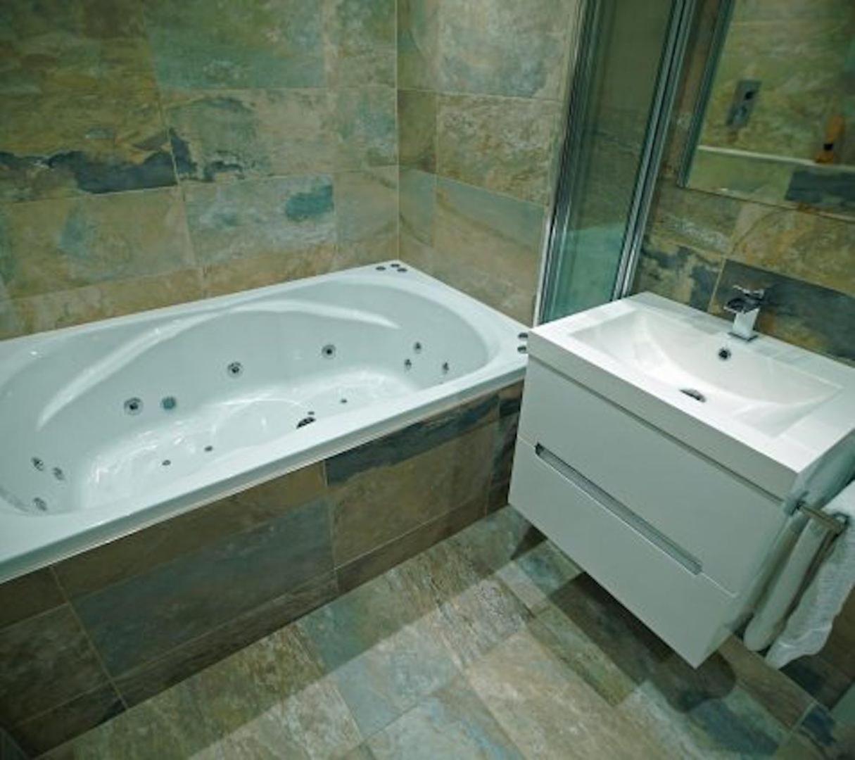Deluxe Suite with Spa Bath - Photo 3