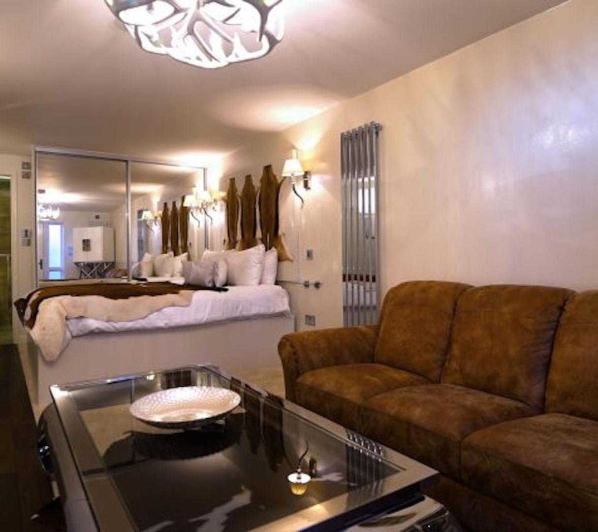 Deluxe Suite with Spa Bath - Photo 2