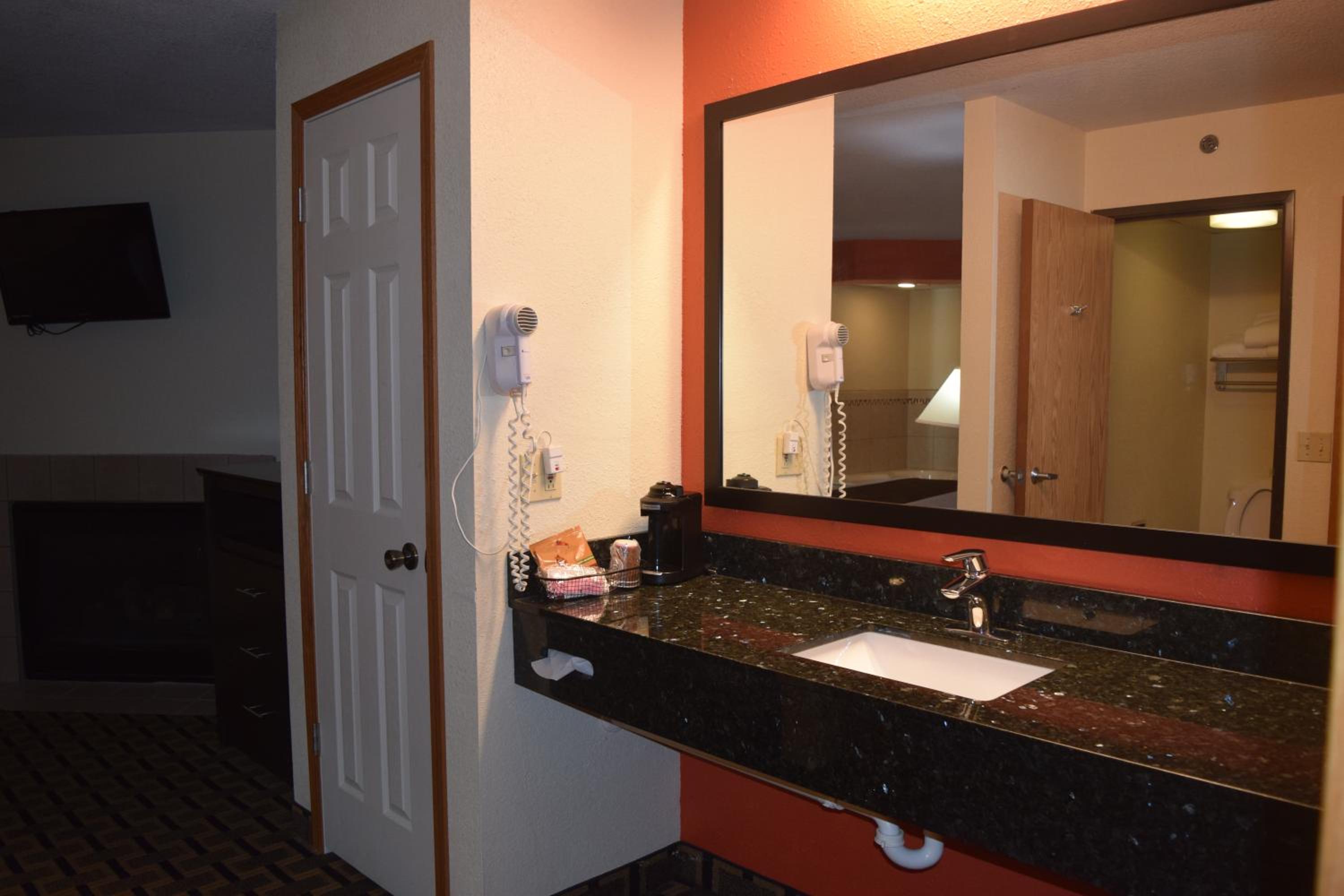 One-Bedroom King Suite - Non-Smoking - Photo 2
