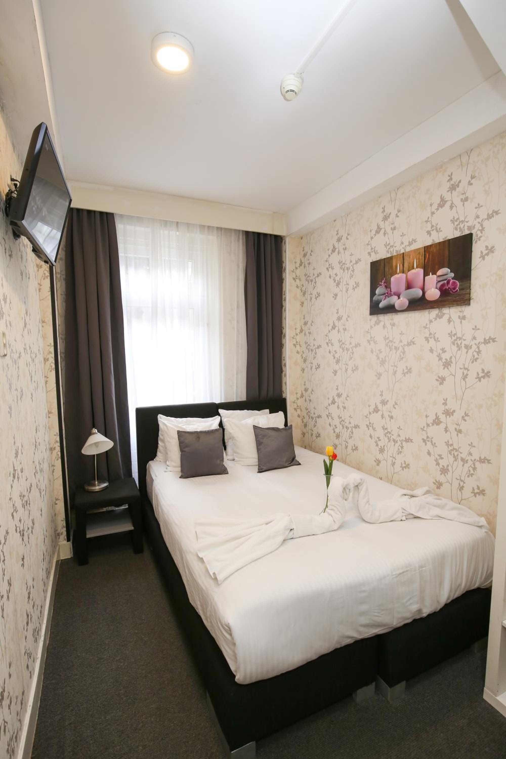 Economy Small Double or Twin Room with Shared Bathroom