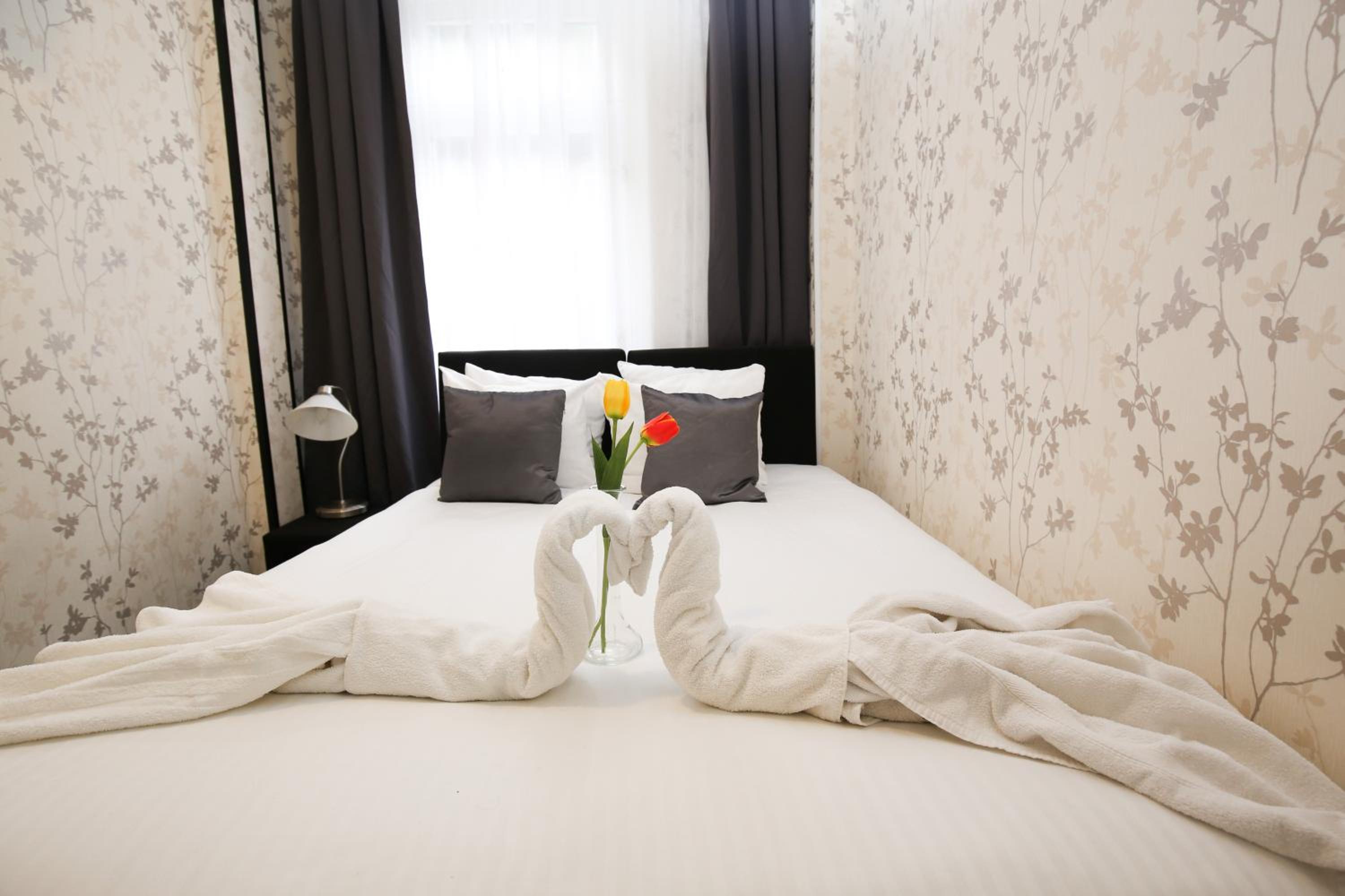 Twin Room with Private Bathroom thumbnail 5