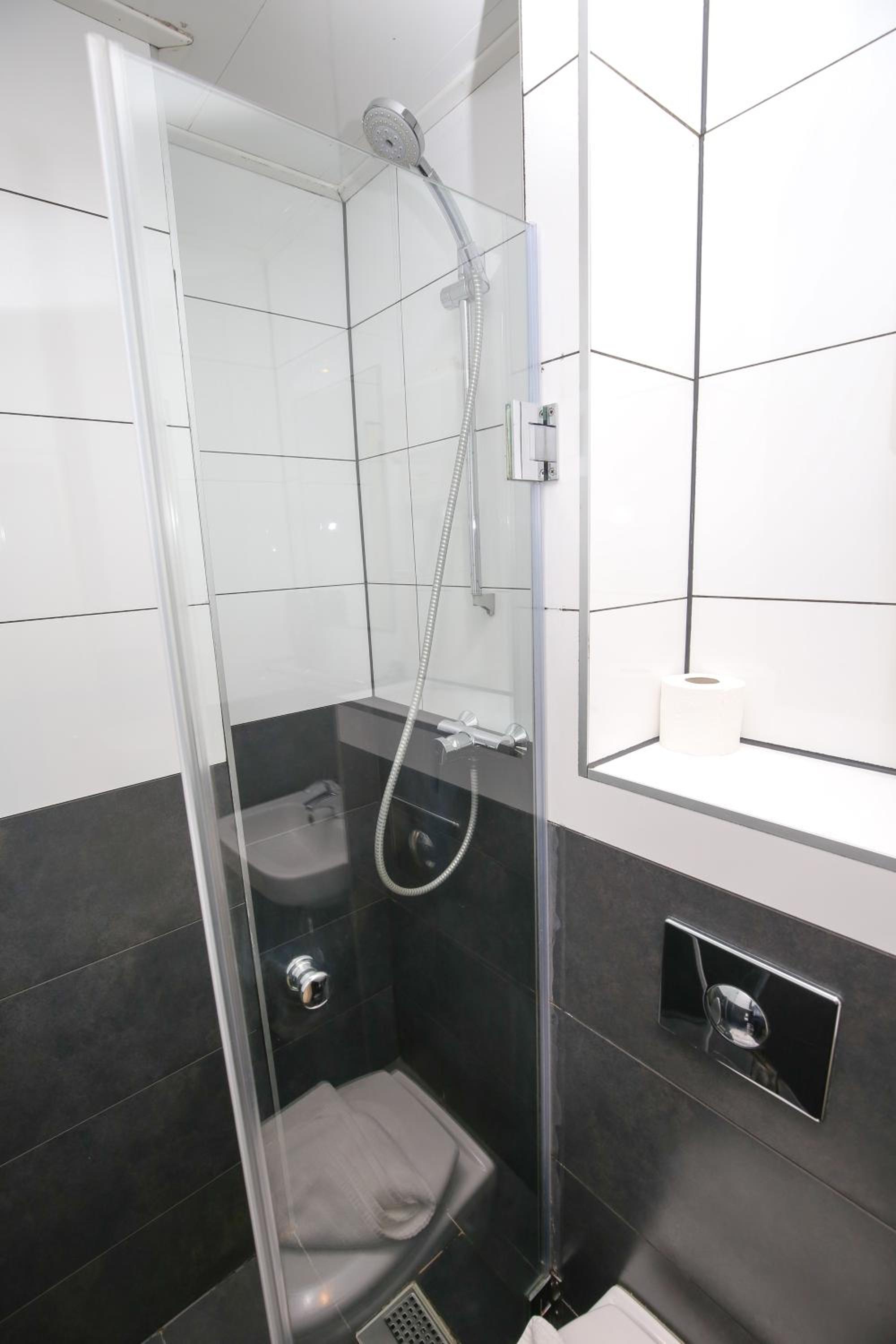 Quadruple Room with Private Bathroom thumbnail 5