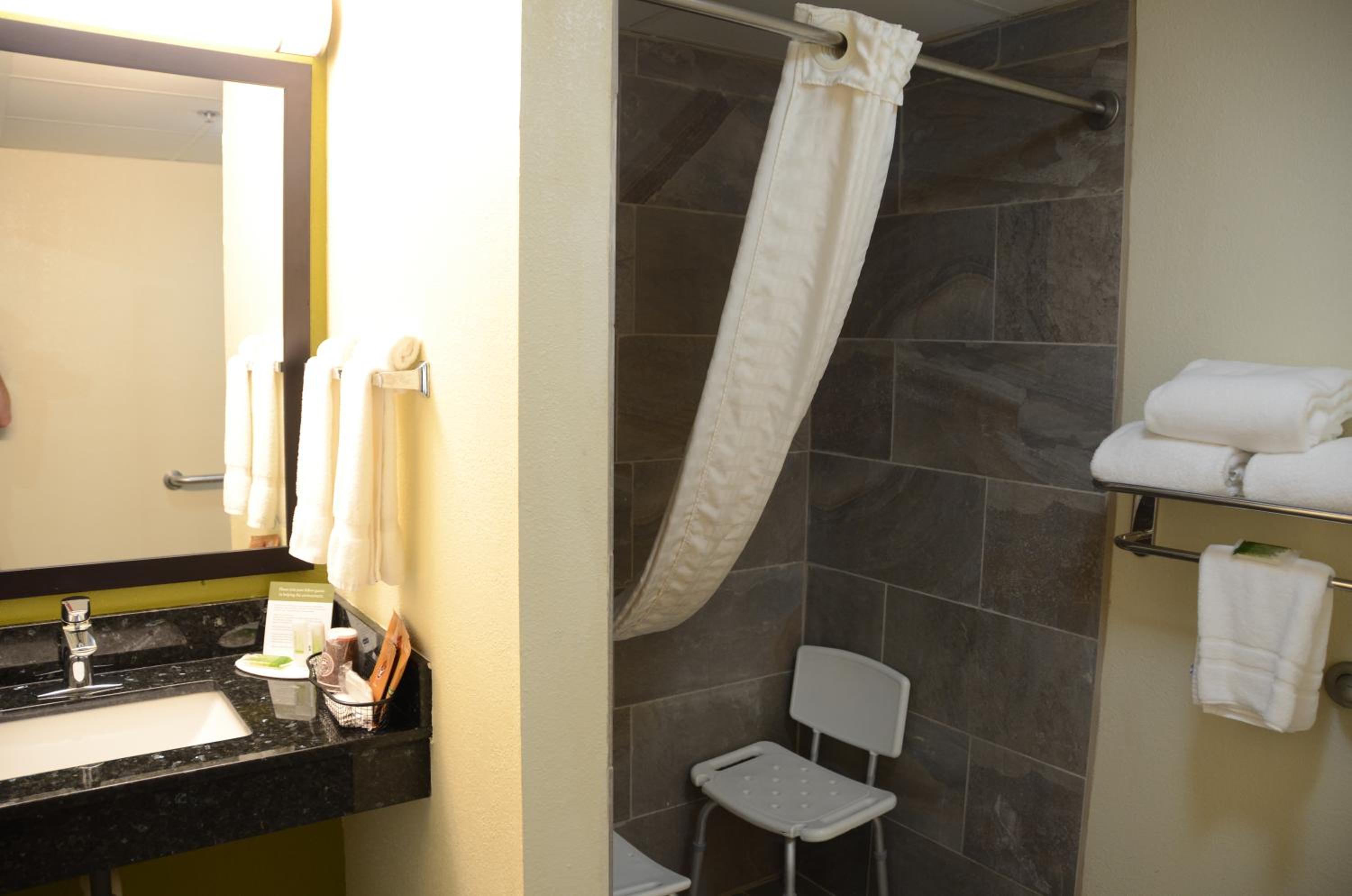 Queen Room - Mobility Access/Non-Smoking - Photo 3