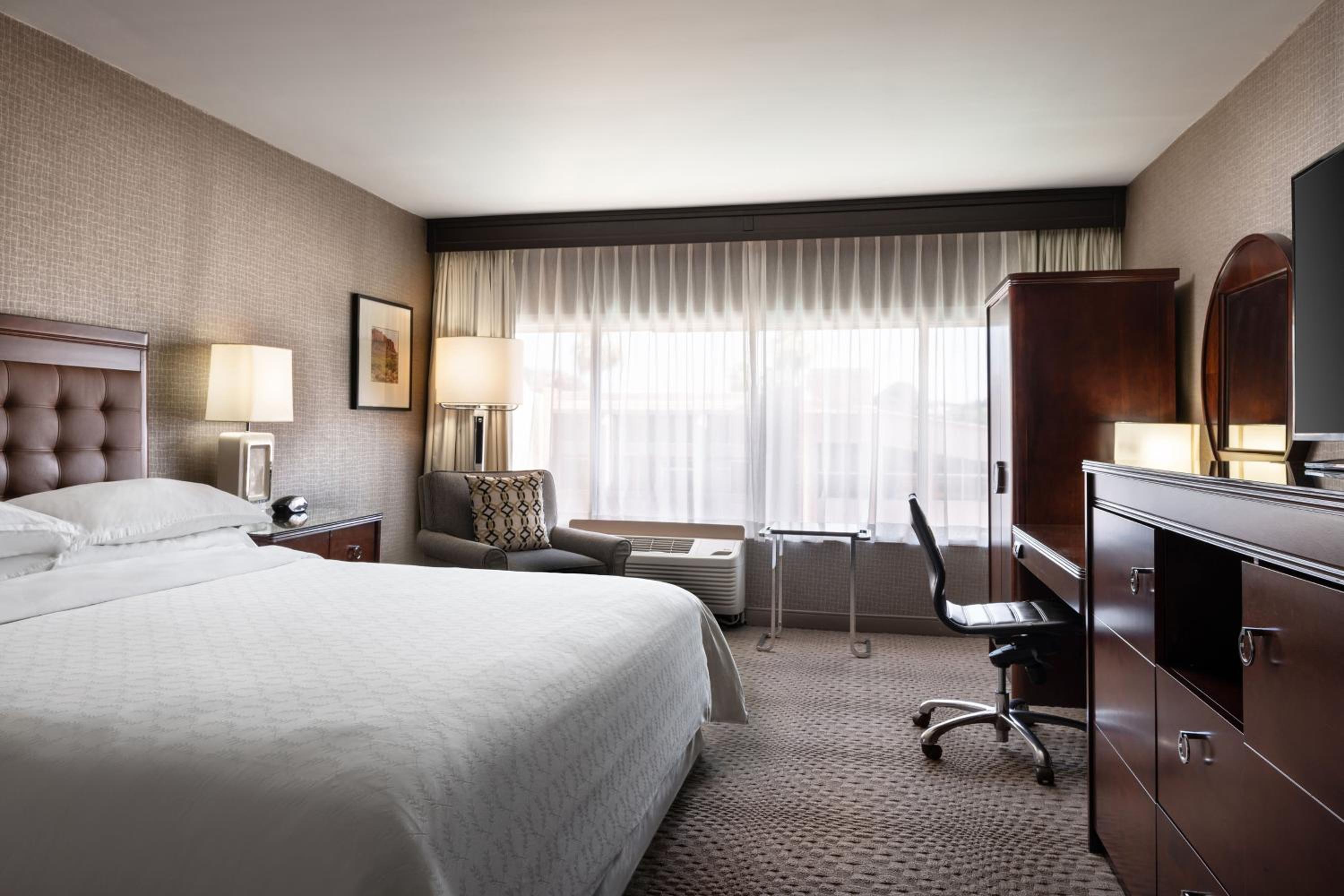 Club Level King Room, Pool View - Photo 4