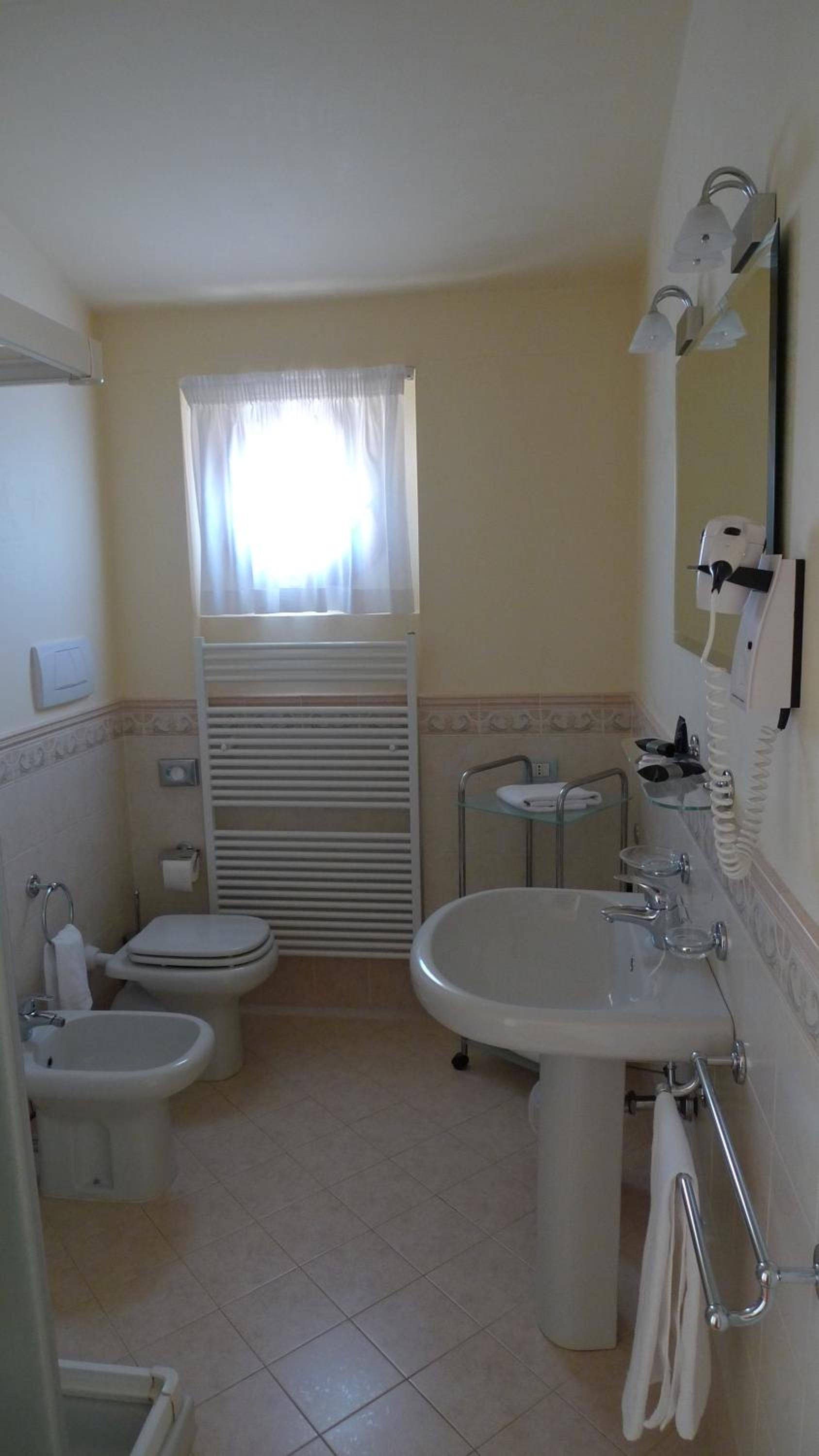 Deluxe Three-Bedroom Apartment with Lake View photo 2