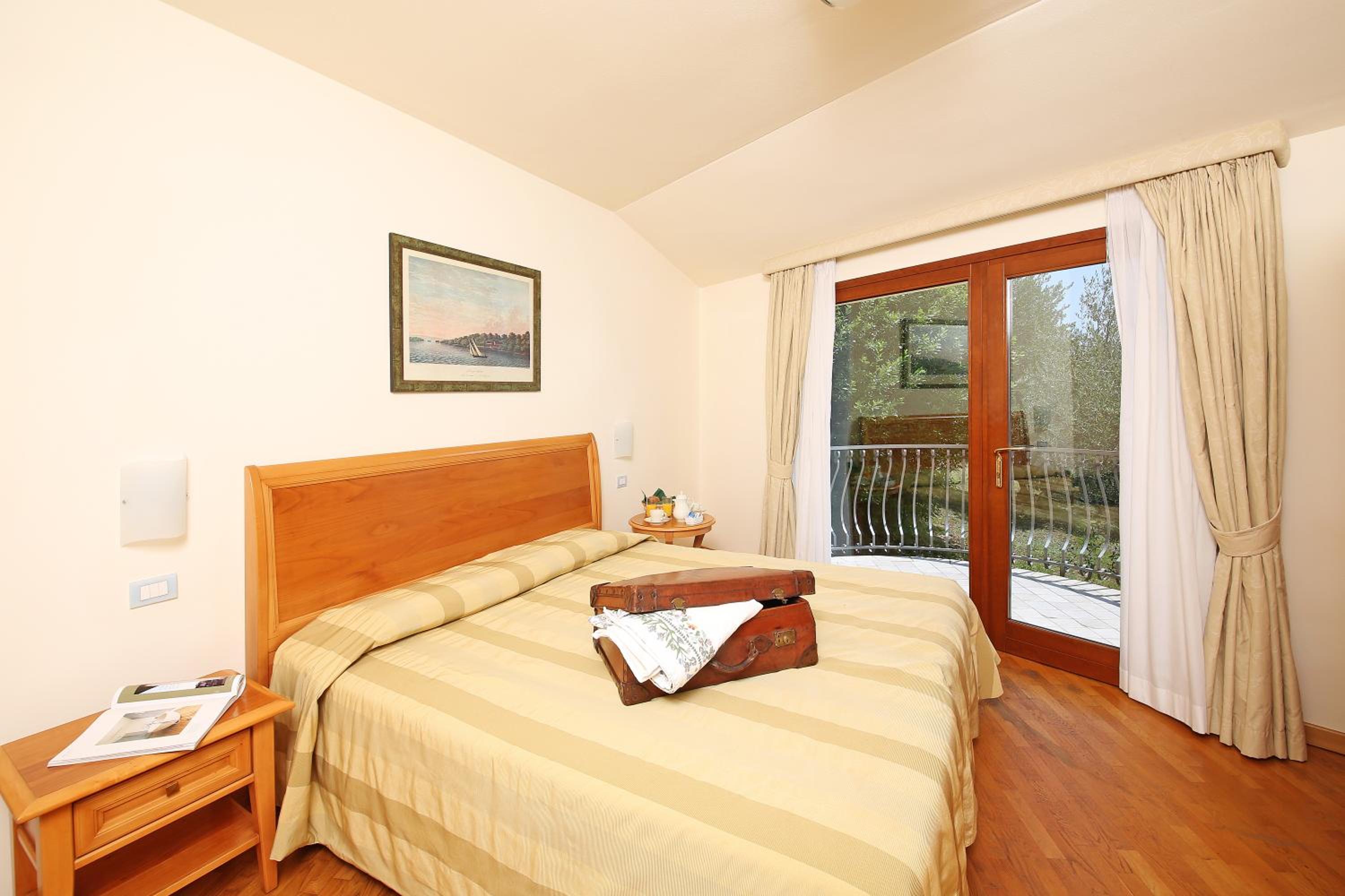 Deluxe Three-Bedroom Apartment with Lake View photo 1