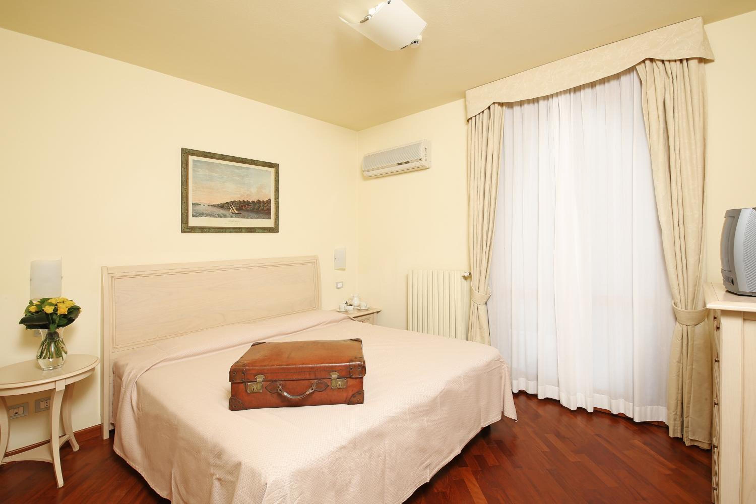 Two-Bedroom Apartment with Lake View photo 1