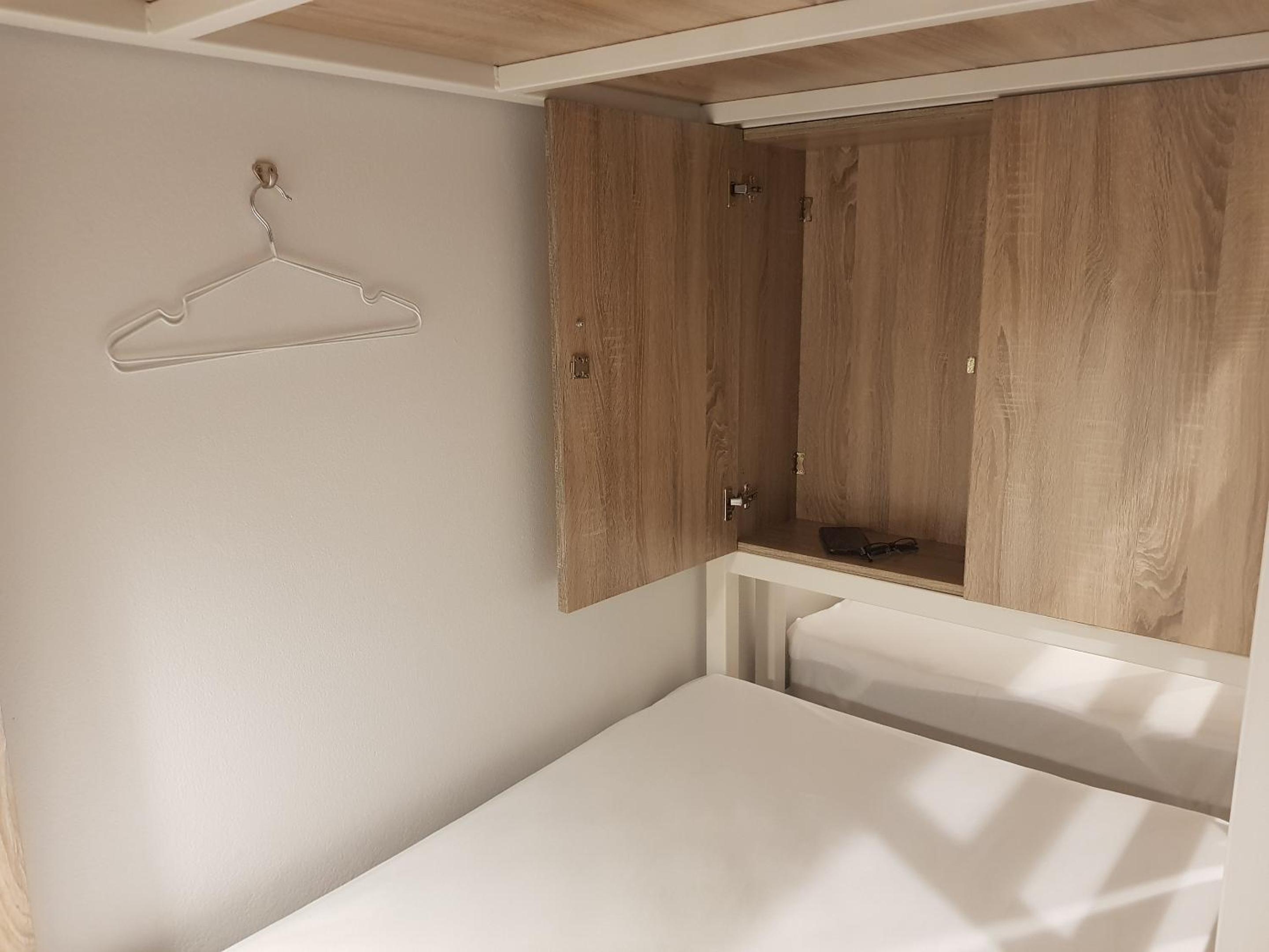Quadruple Room with Private Bathroom - Photo 2