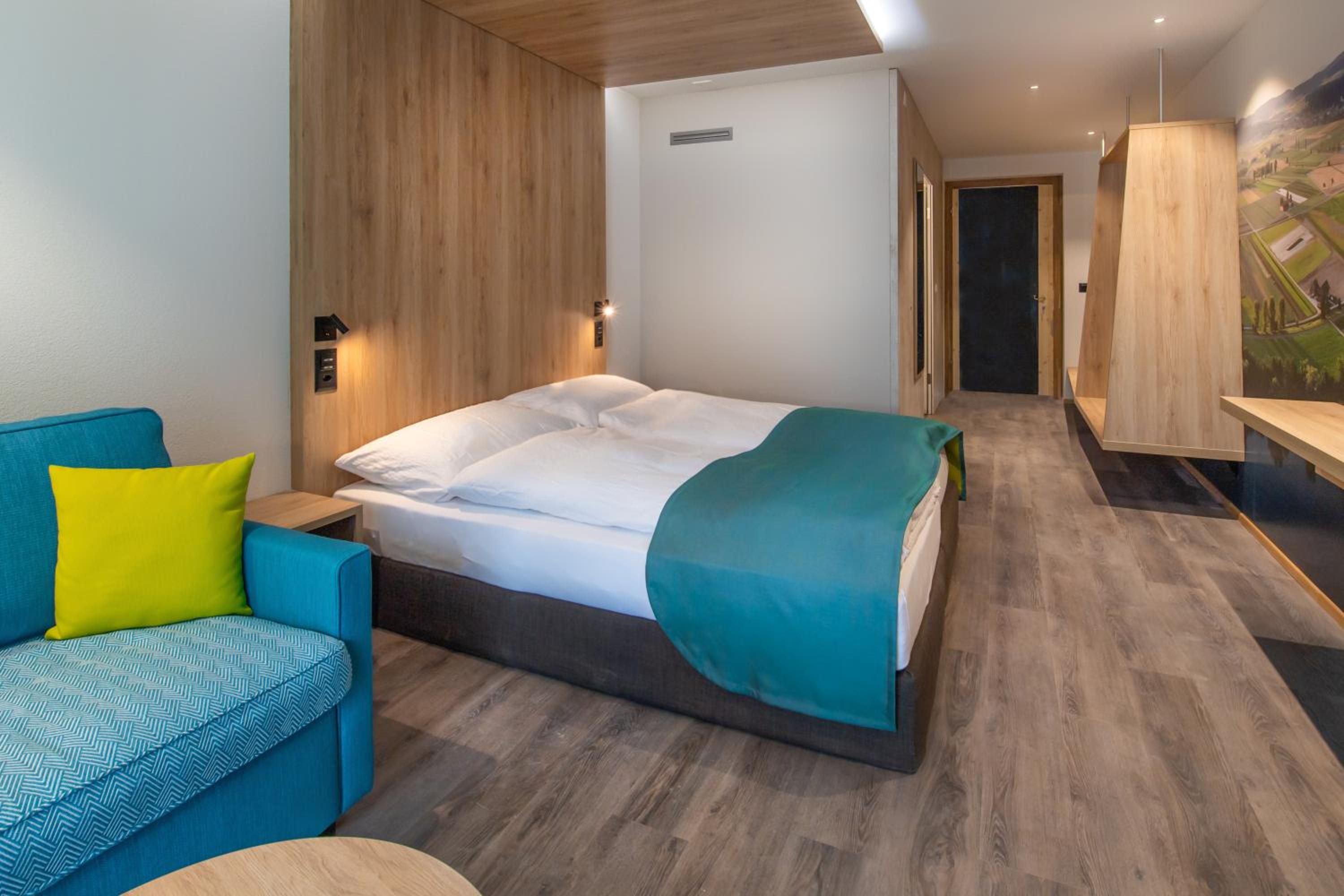 Business Double Room with Sofa Bed and Balcony - Photo 6