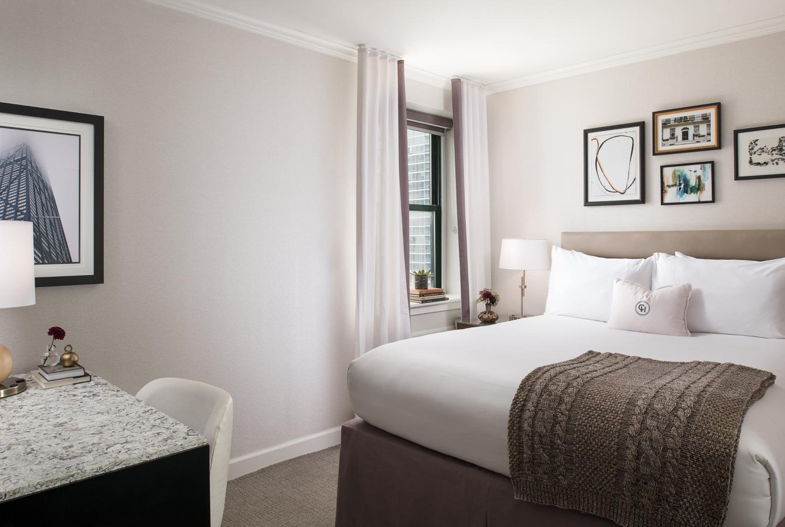 Queen Room thumbnail 5