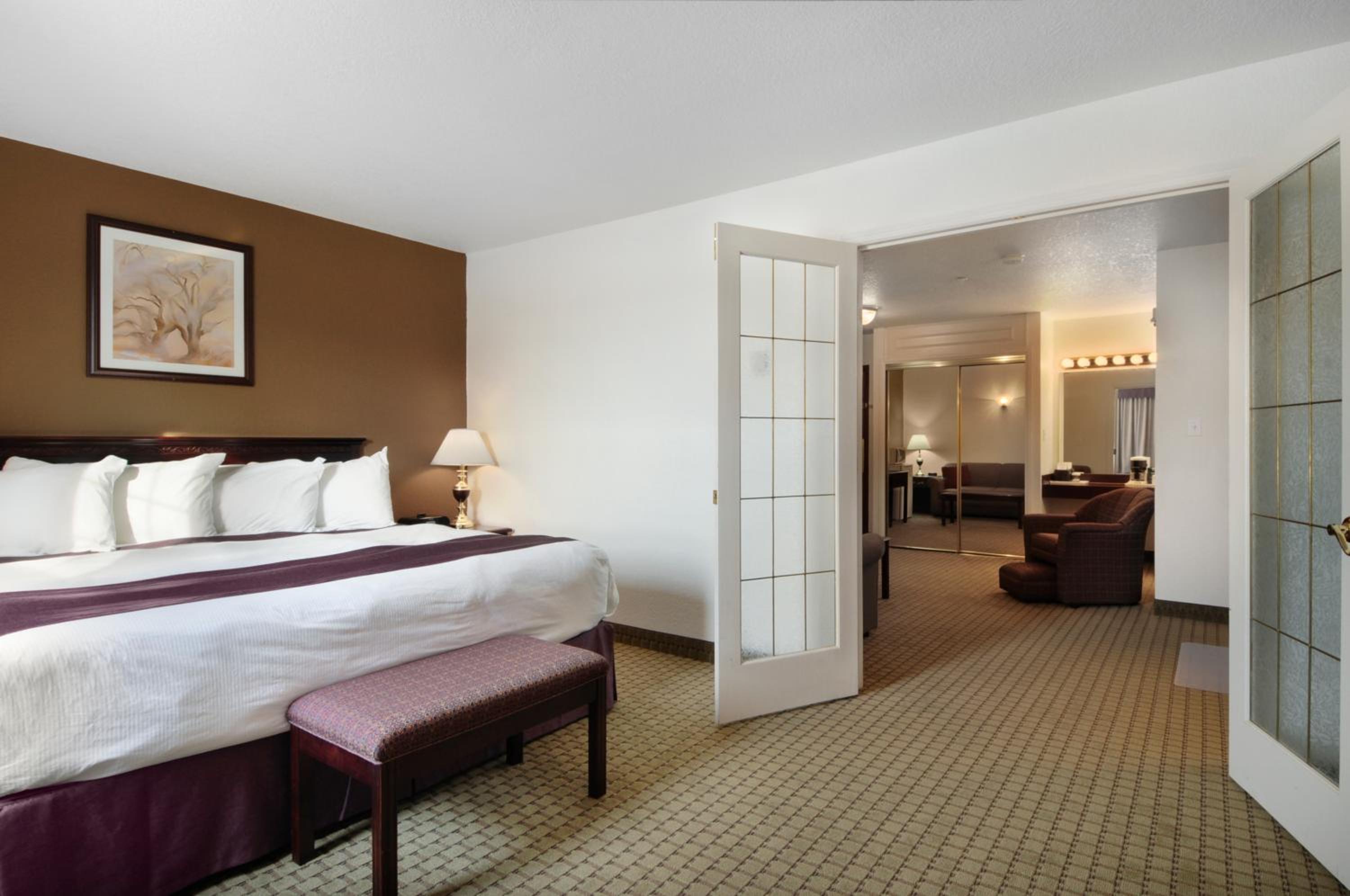 One-Bedroom Executive Business King Suite - Non-Smoking - Photo 3