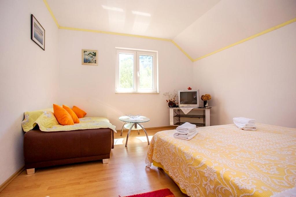 One-Bedroom Apartment photo 2