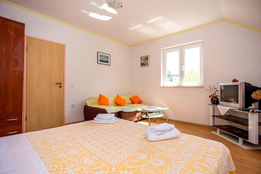 One-Bedroom Apartment photo 1