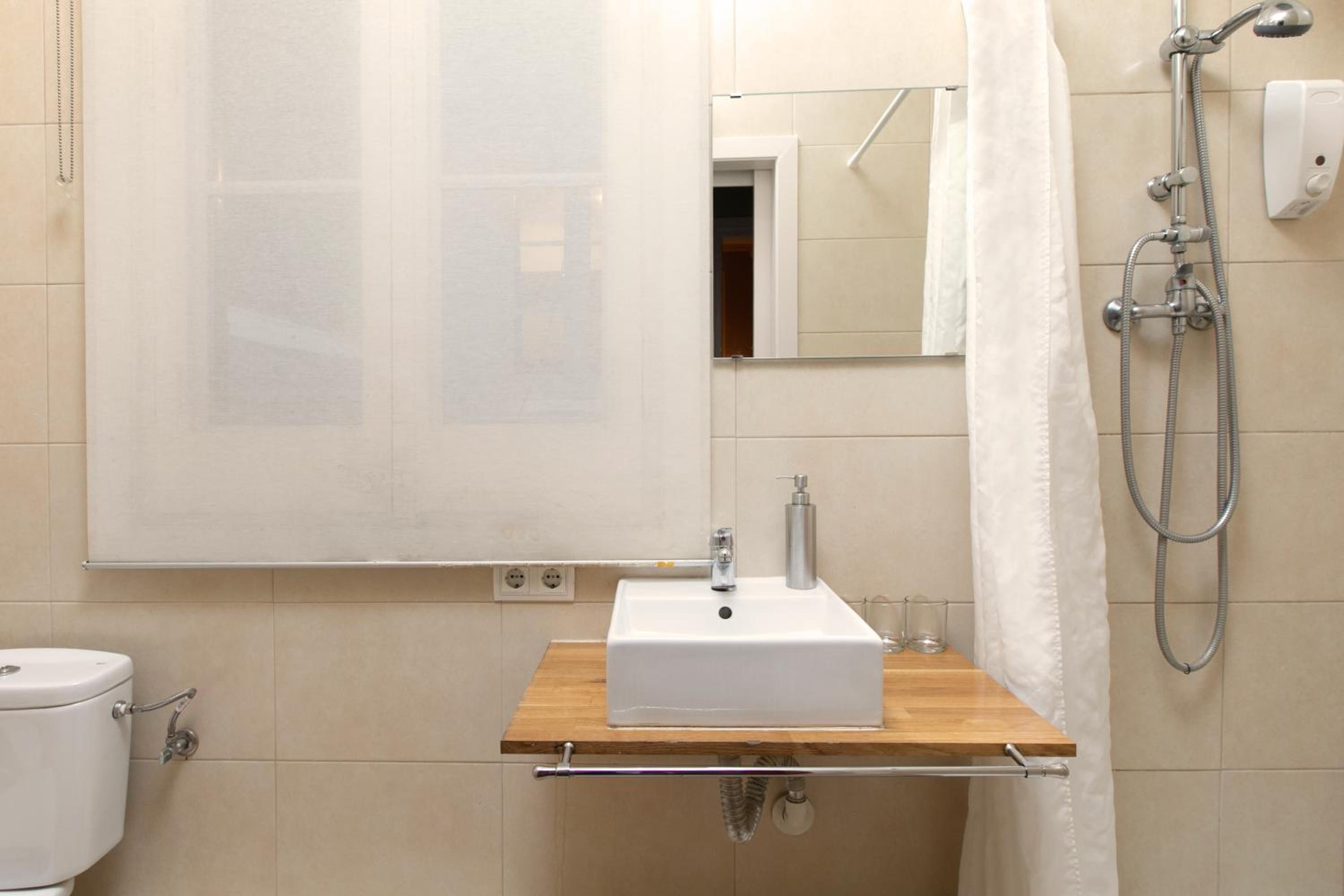 Budget Double Or Twin Room With Shared Bathroom photo 2