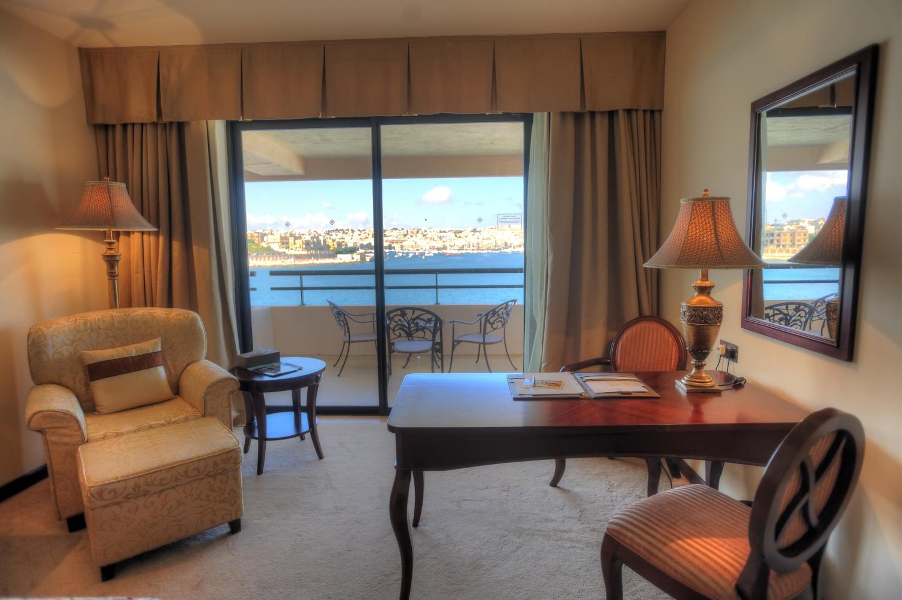 Deluxe Double or Twin Room with Partial Sea View - Photo 5