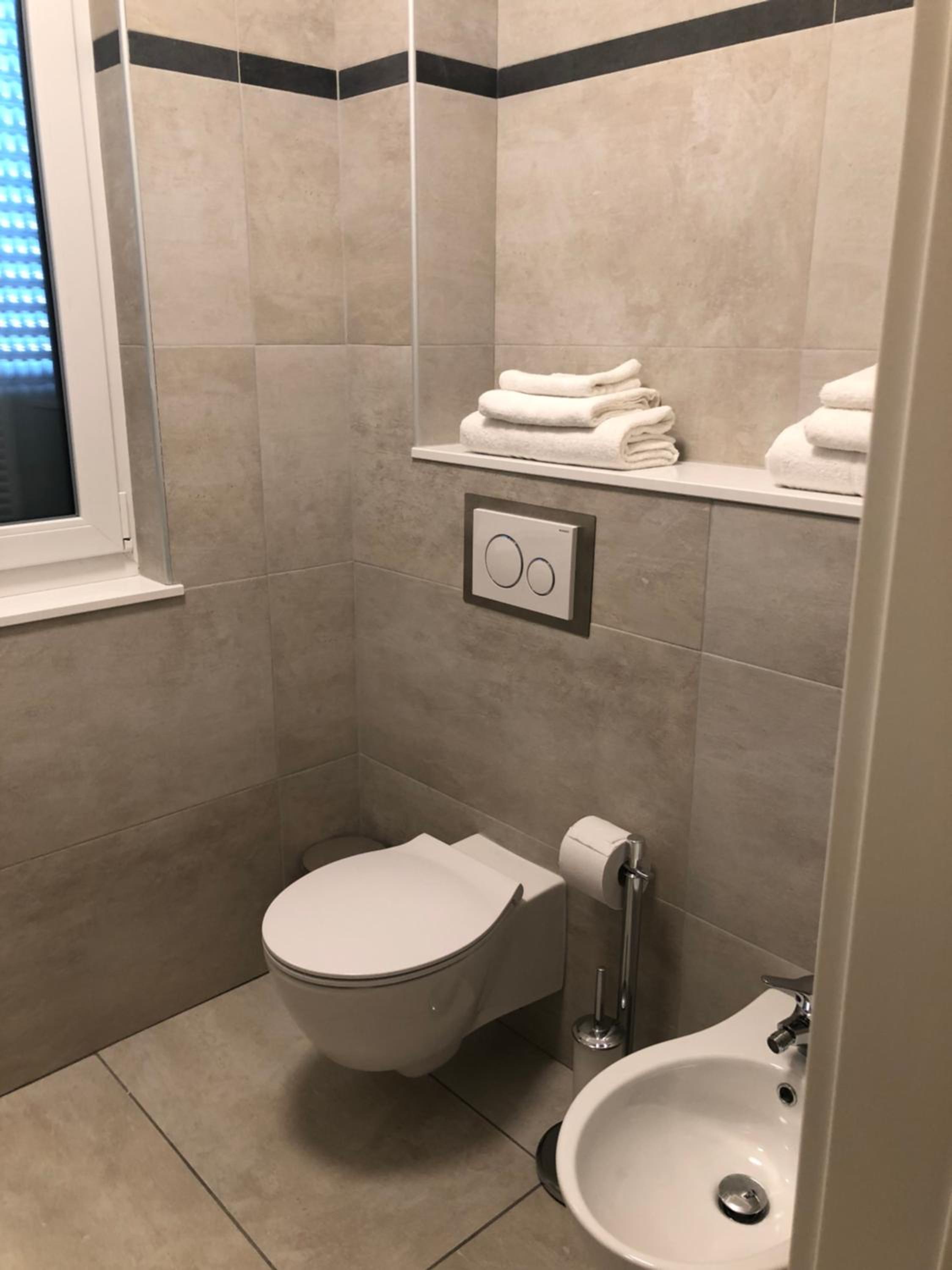 Twin Room with Private Bathroom photo 3