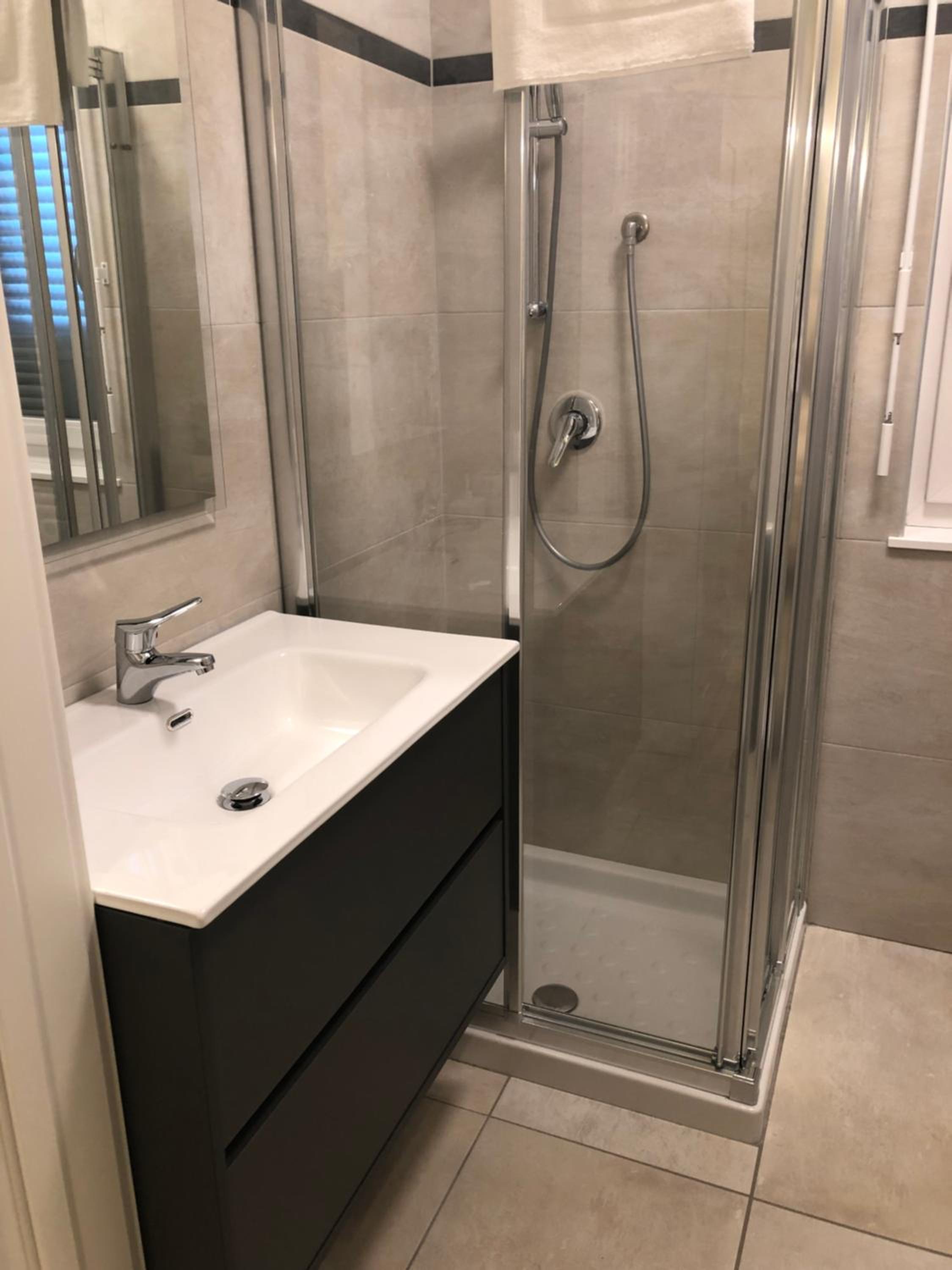 Twin Room with Private Bathroom photo 3