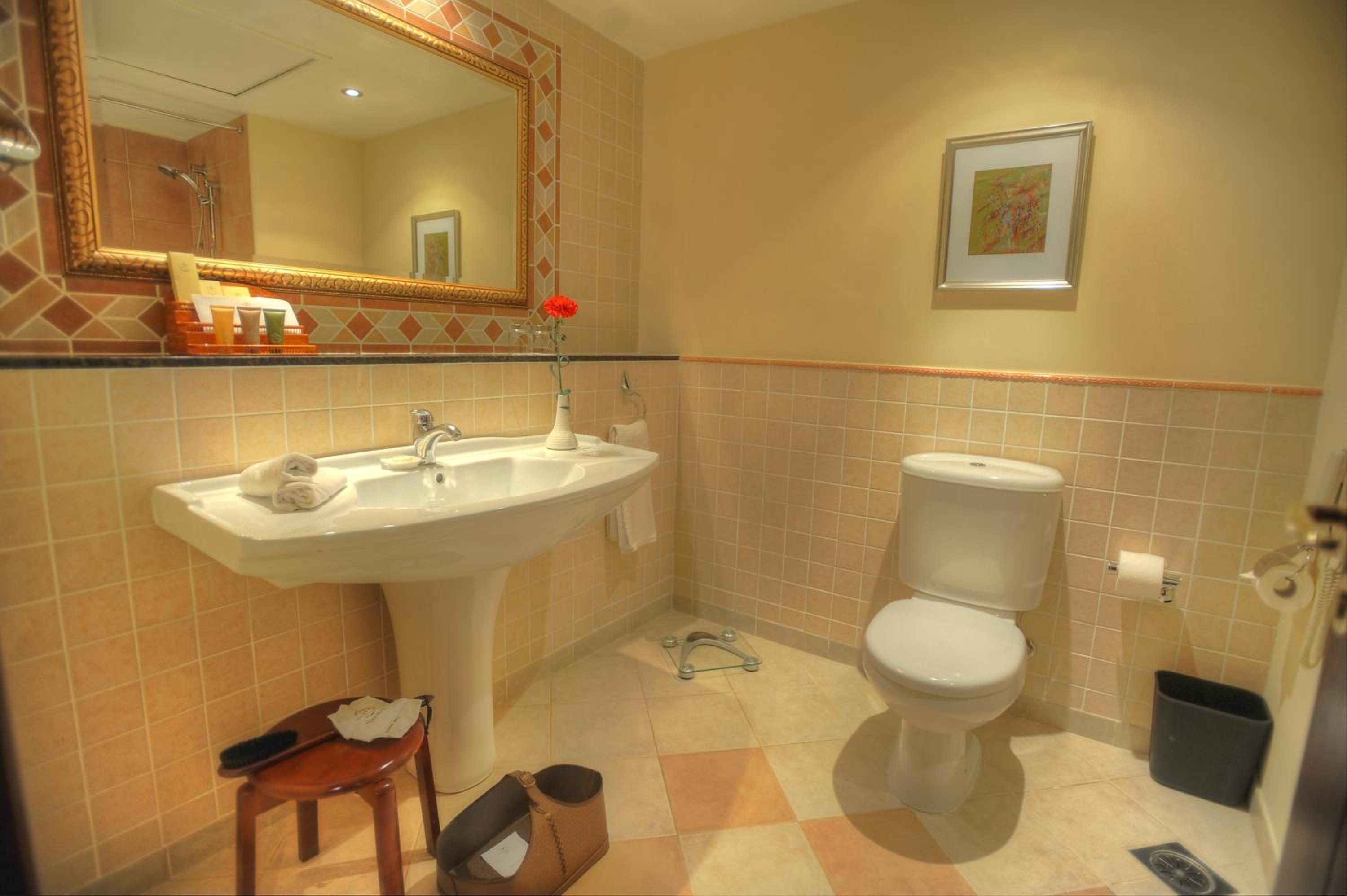 Deluxe Double or Twin Room with Partial Sea View - Photo 4