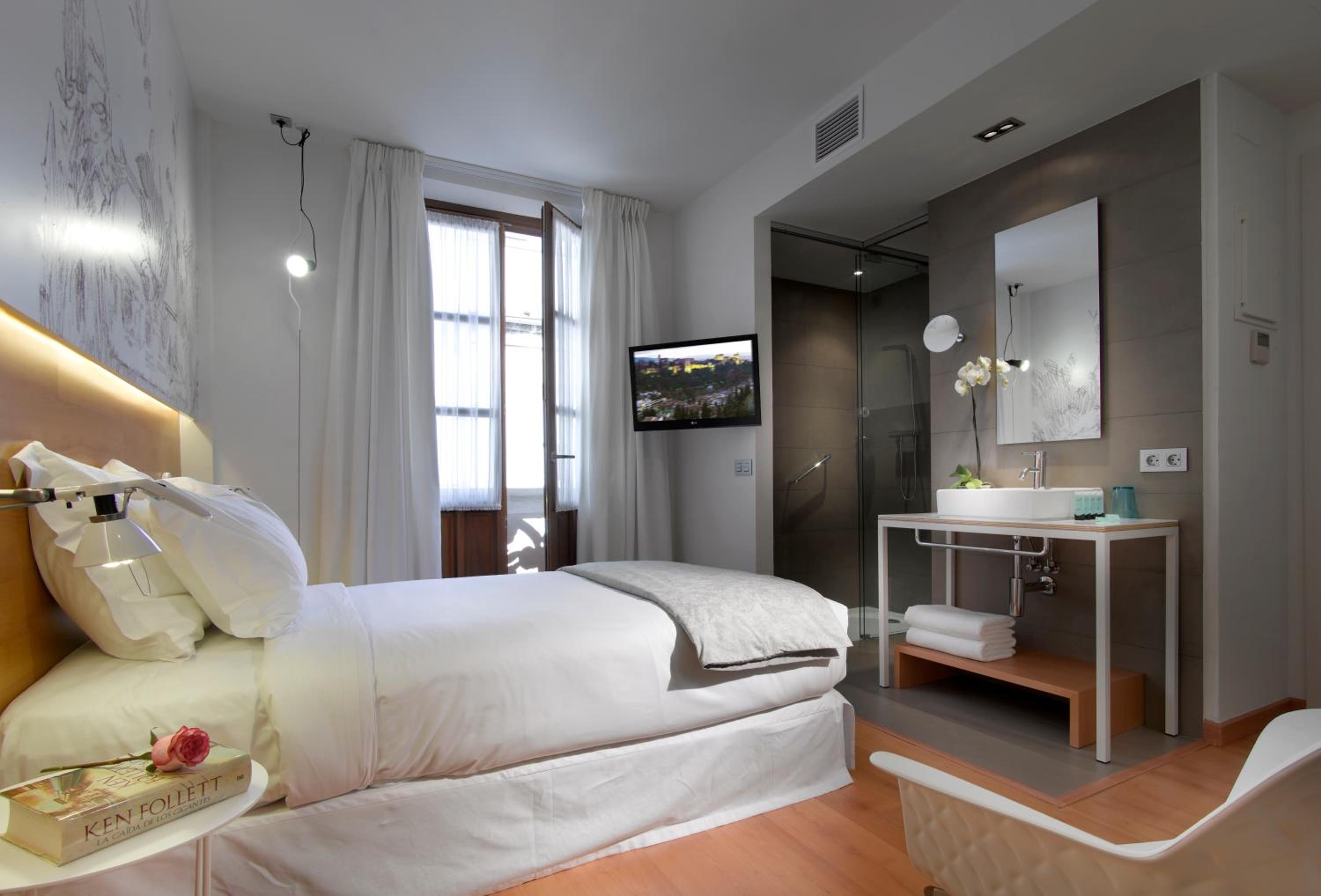 Deluxe Double or Twin Room - Photo 11
