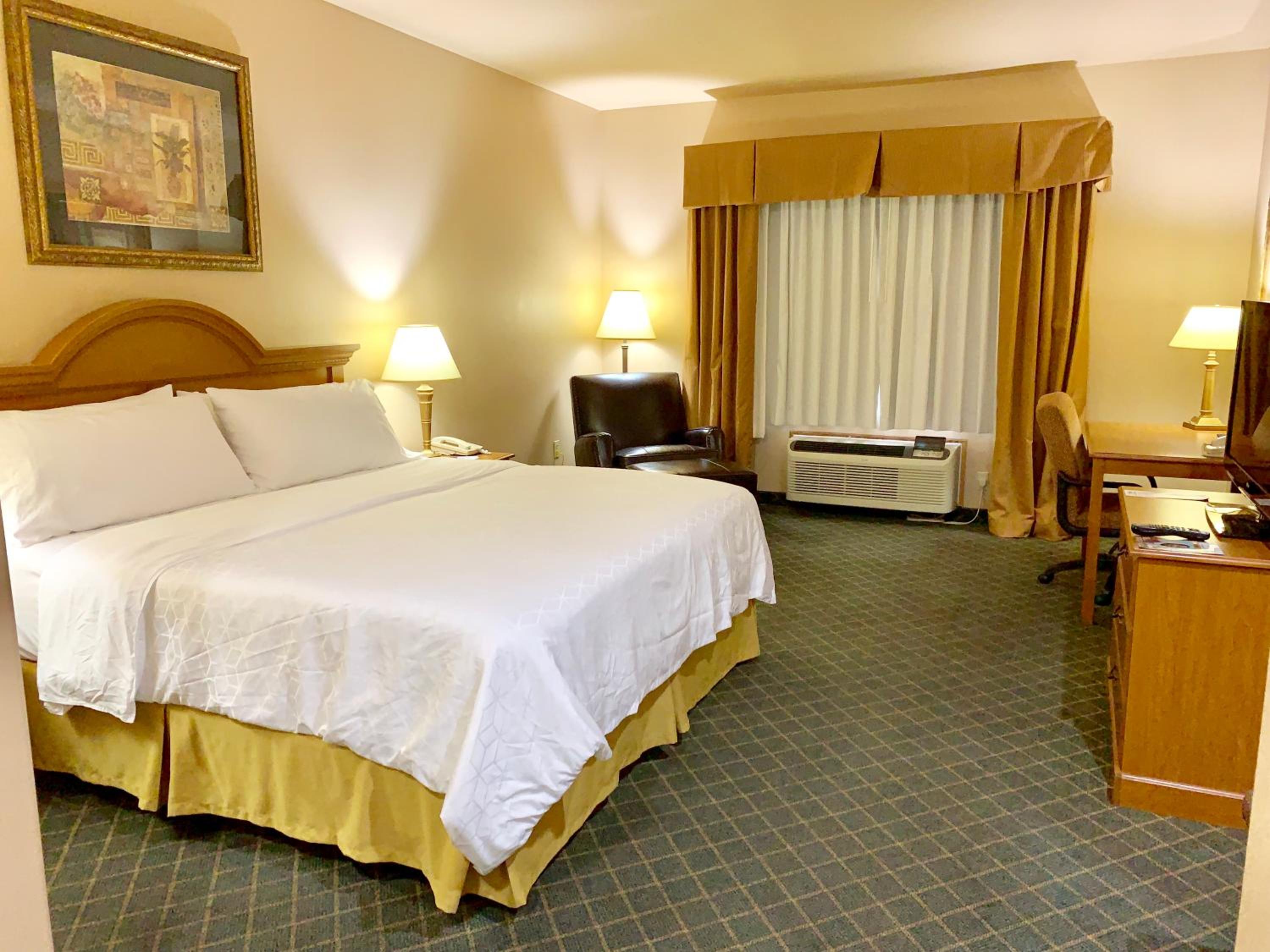 Standard King Room - Photo 5