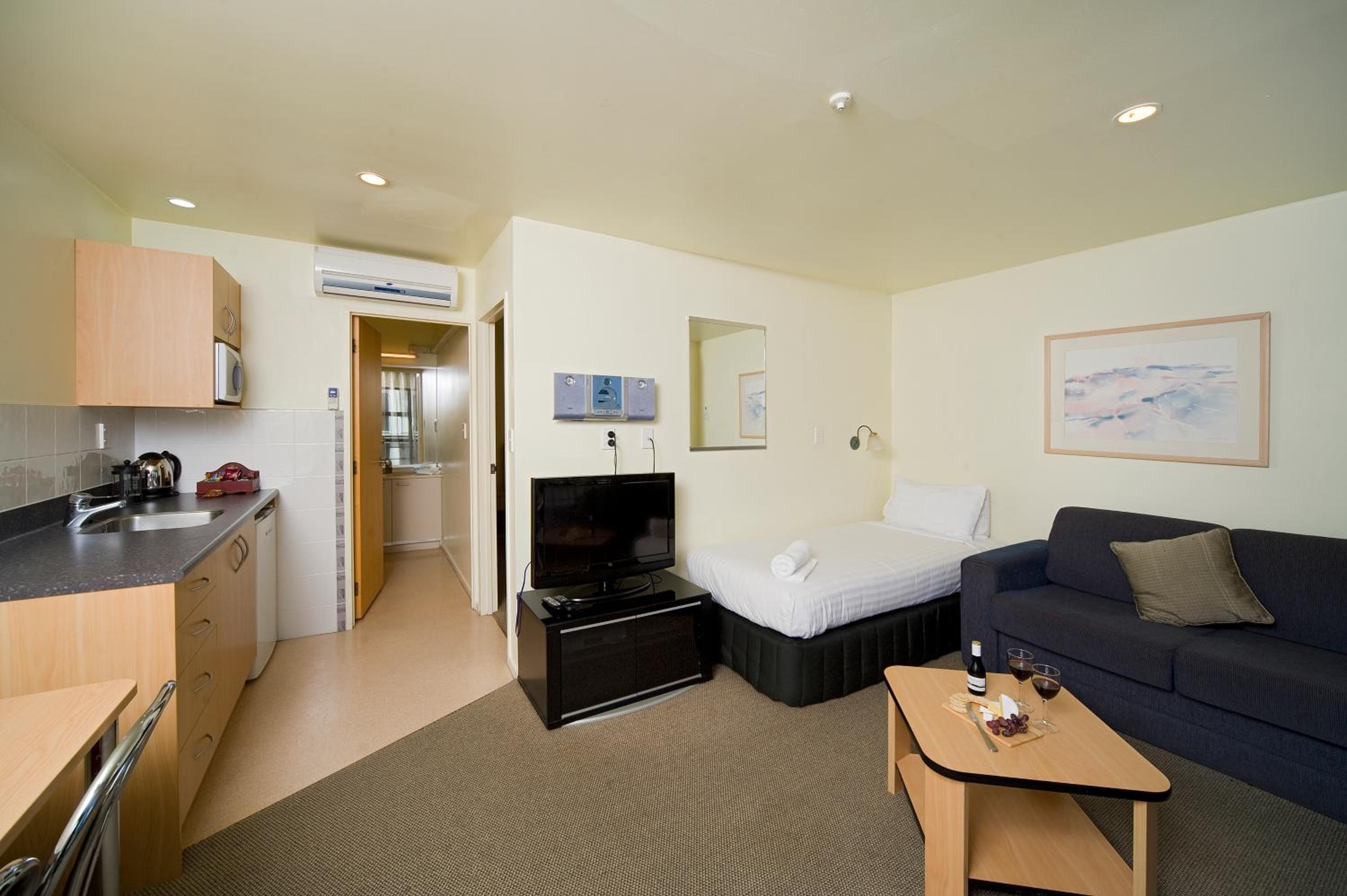 One-Bedroom Suite - Photo 3
