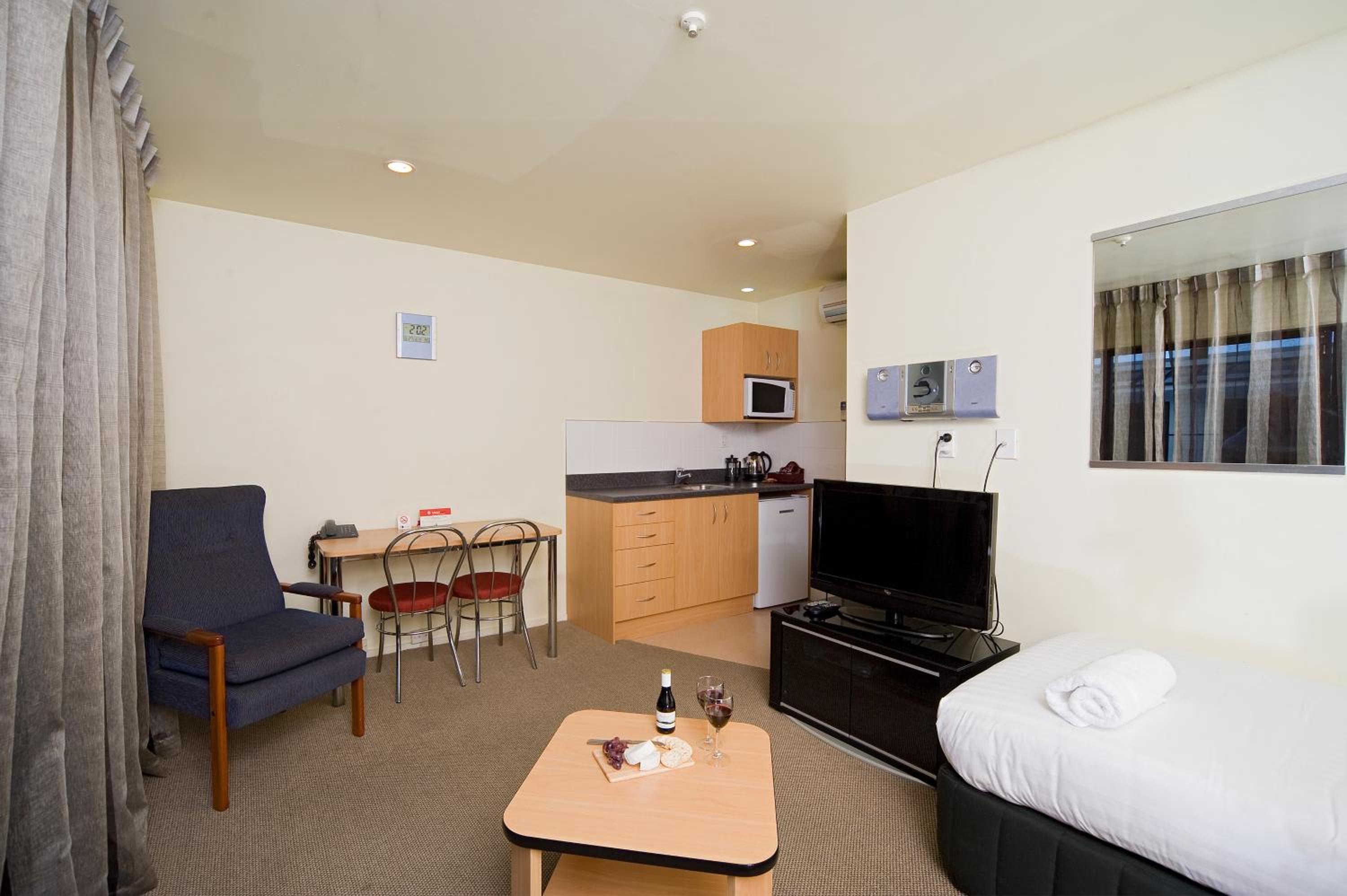 One-Bedroom Suite - Photo 4