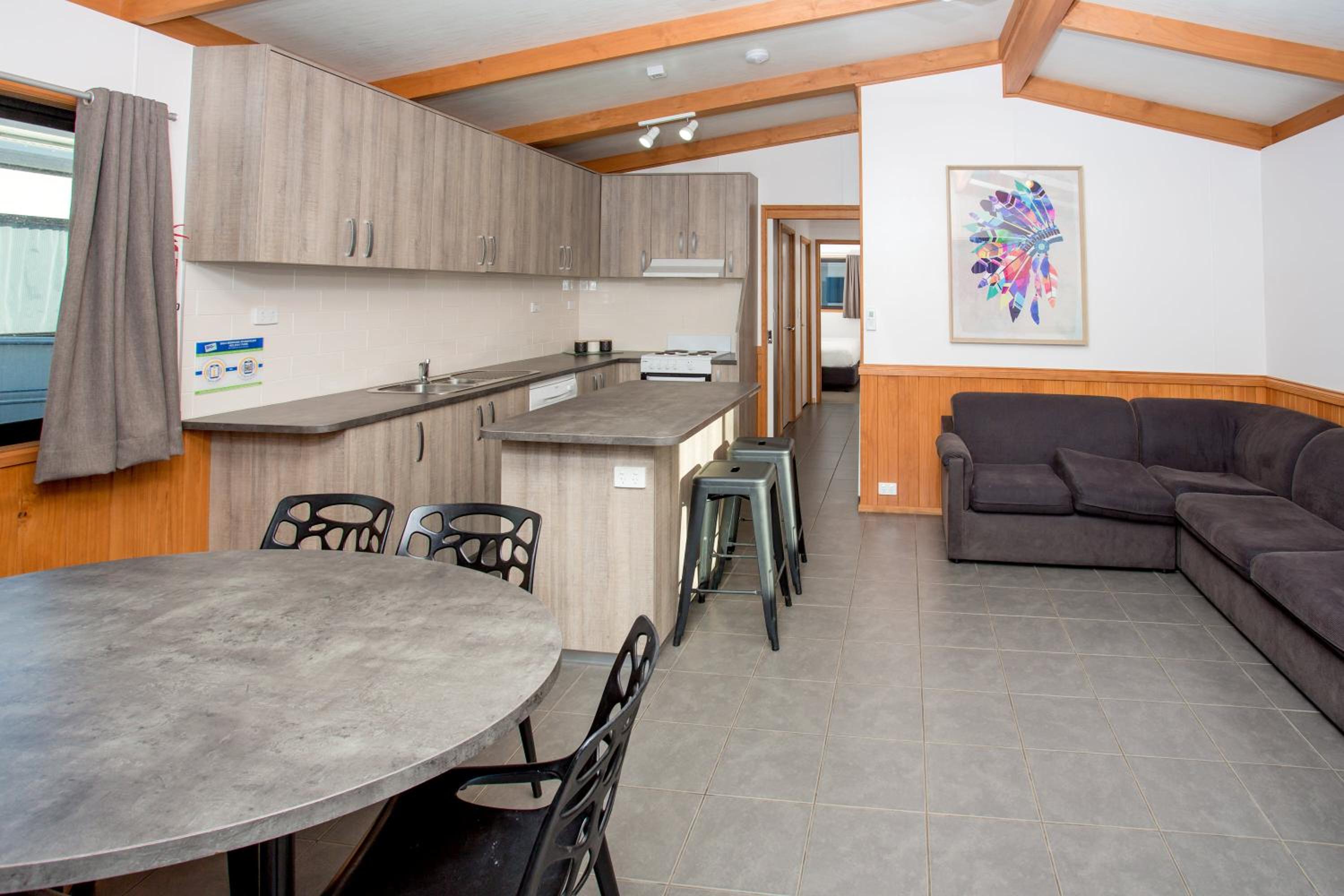 Deluxe 3 Bedroom Riverfront Cabin - Sleeps 8 - Photo 5