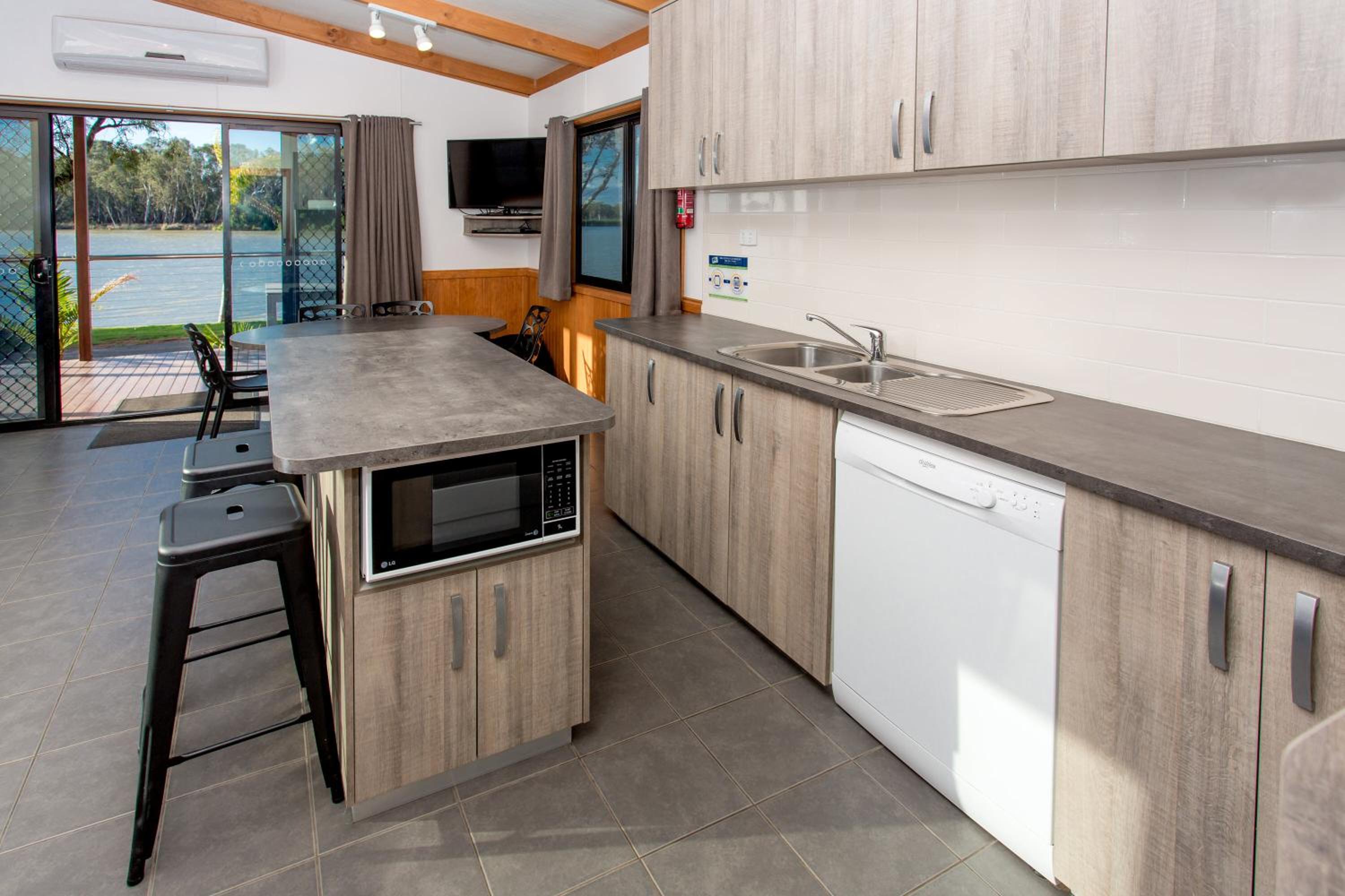 Deluxe 3 Bedroom Riverfront Cabin - Sleeps 8 - Photo 6